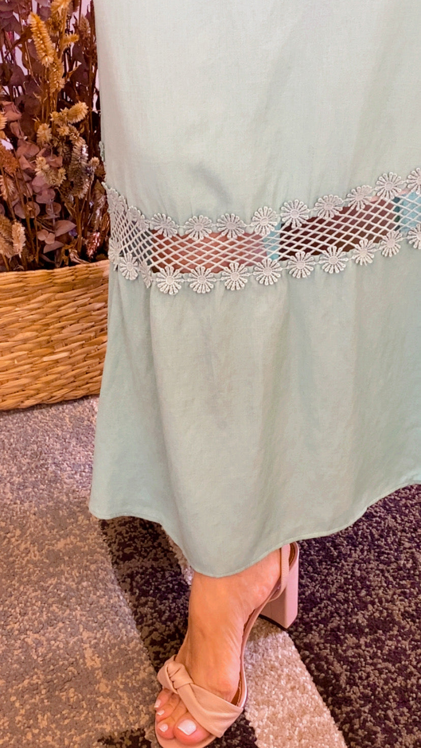 Vestido midi verdinho guipir com cinto