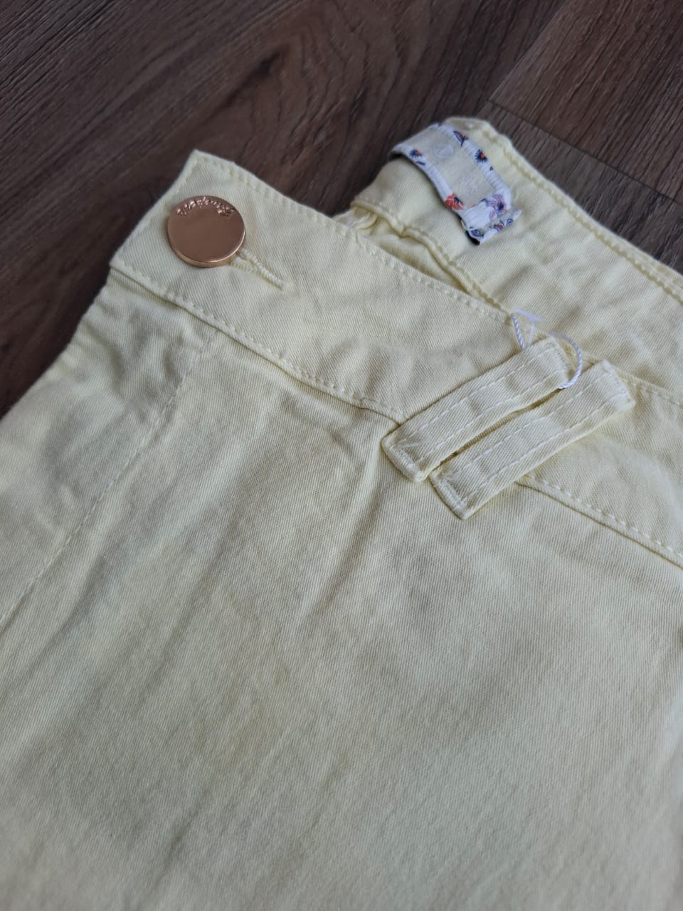 Bermuda sarja meia coxa bolso faca amarelo - Zampers