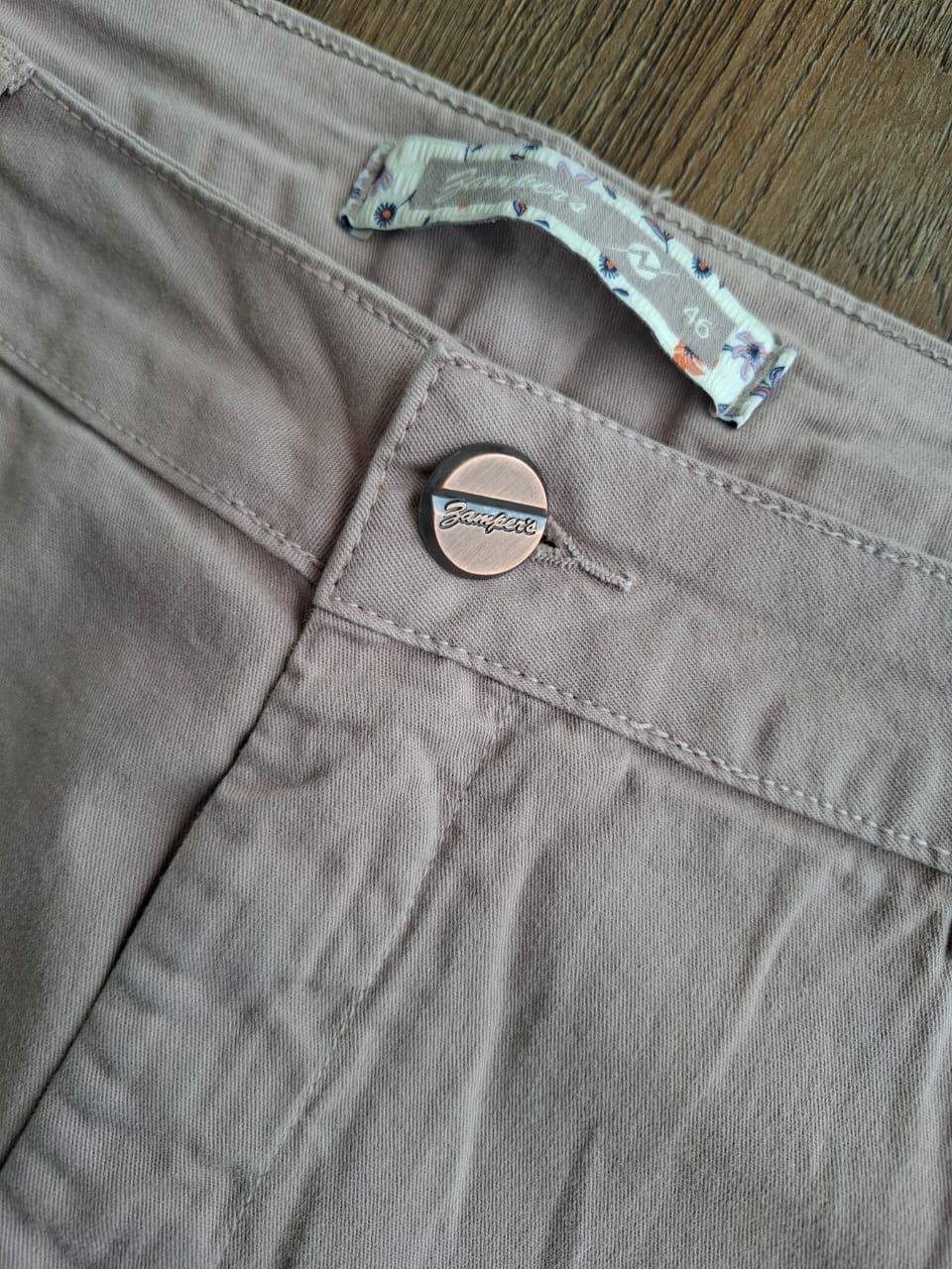 Bermuda comprida bege bolso faca - Zampers