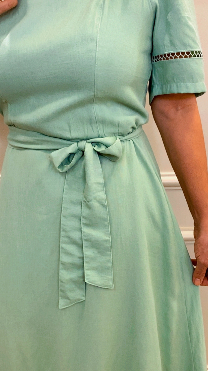Vestido midi verdinho guipir com cinto