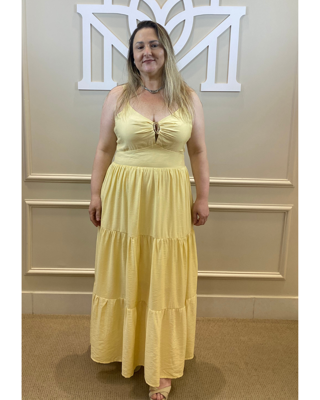 Vestido midi amarelo detalhe busto