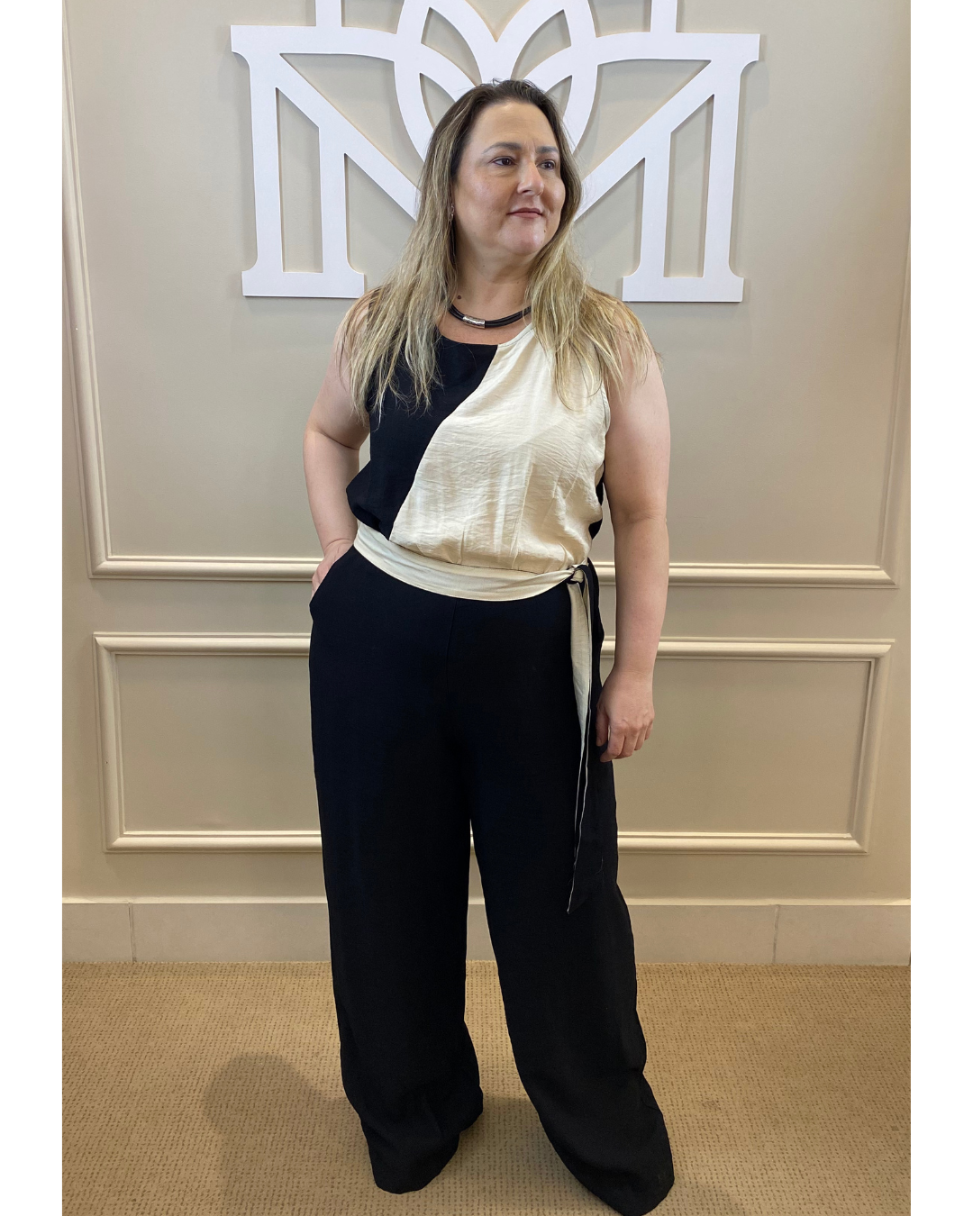 Macacão preto/bege com faixa