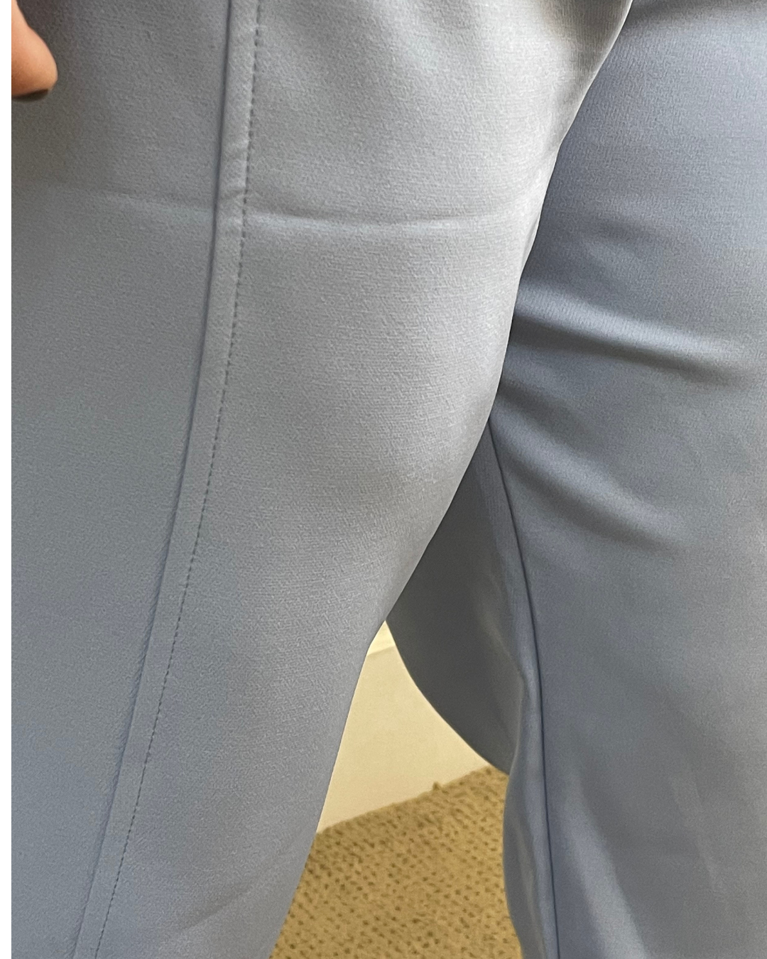 Calça alfaiataria baby blue fivela cós