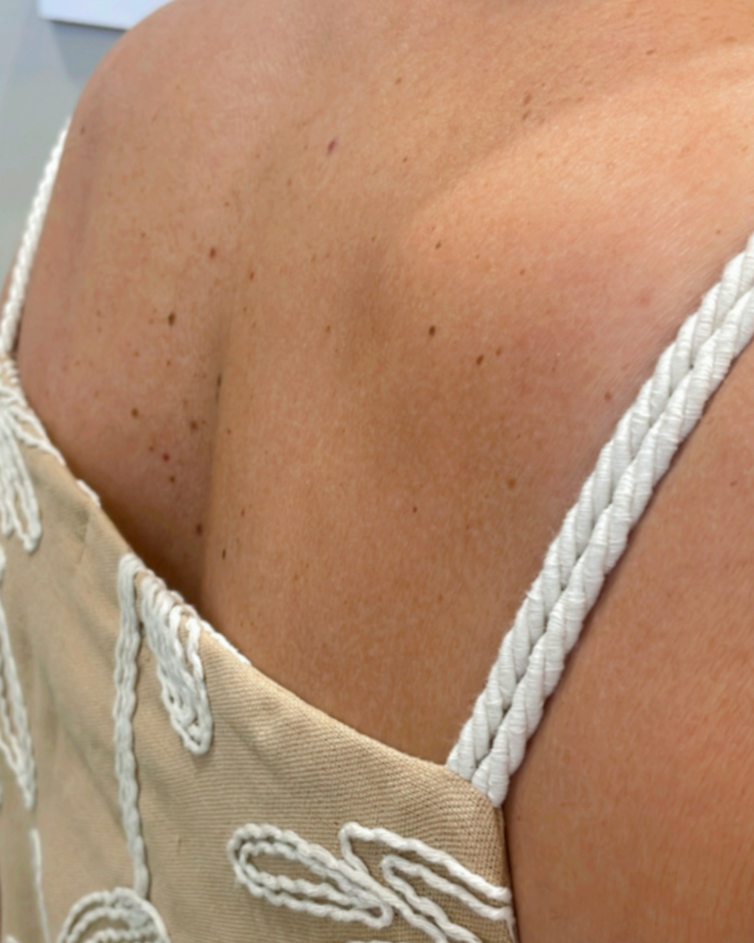 Vestido midi amêndoa bordado off