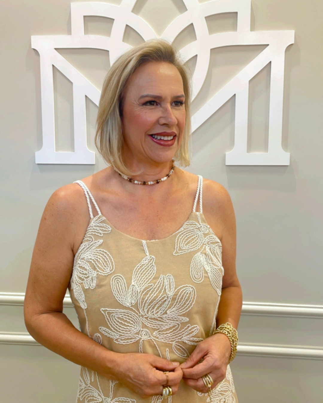 Vestido midi amêndoa bordado off