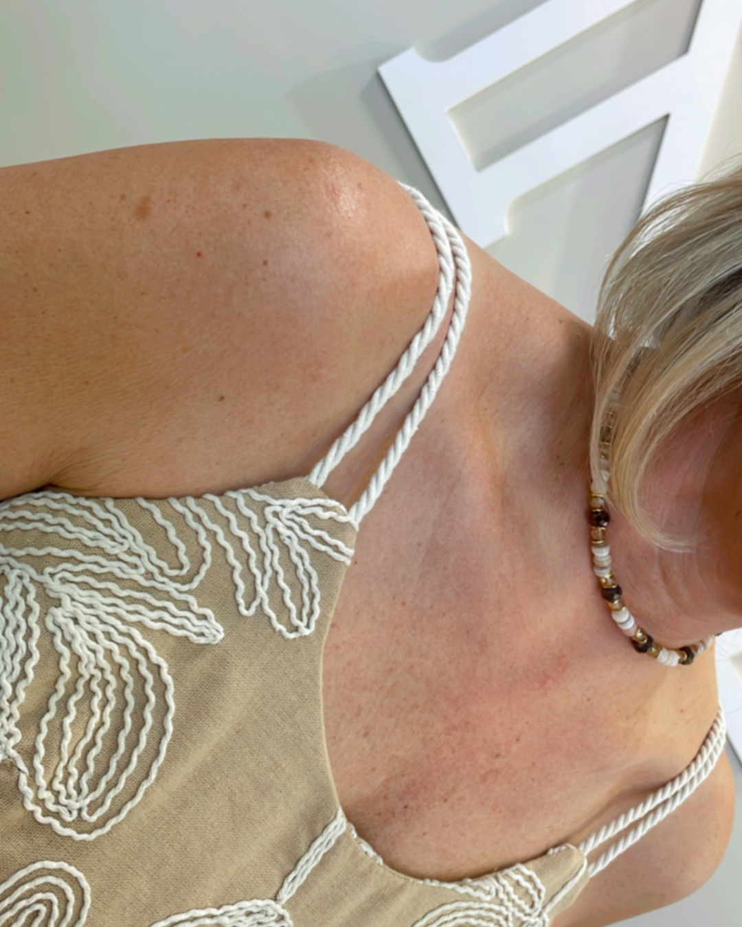 Vestido midi amêndoa bordado off