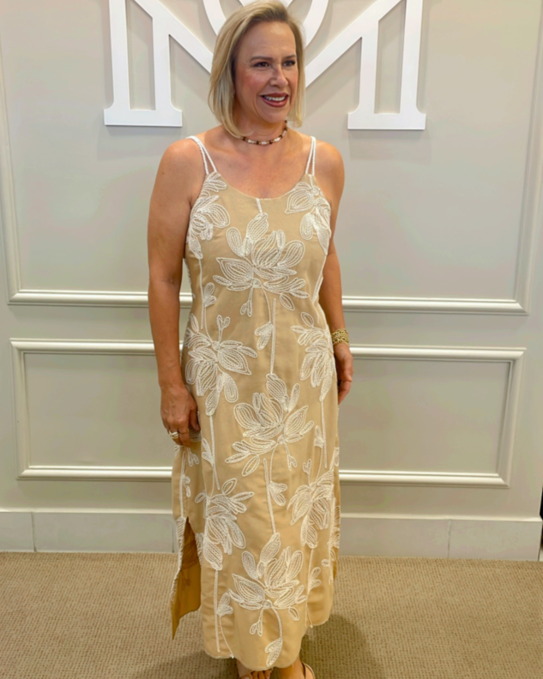 Vestido midi amêndoa bordado off