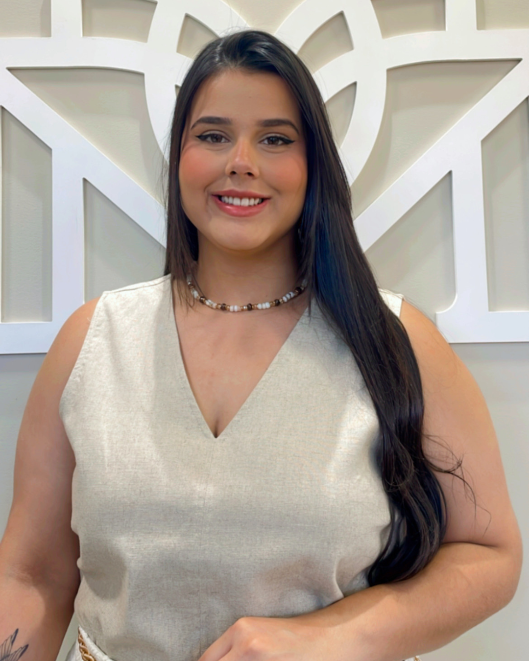 Regata linho decote v beje básica - Seiki