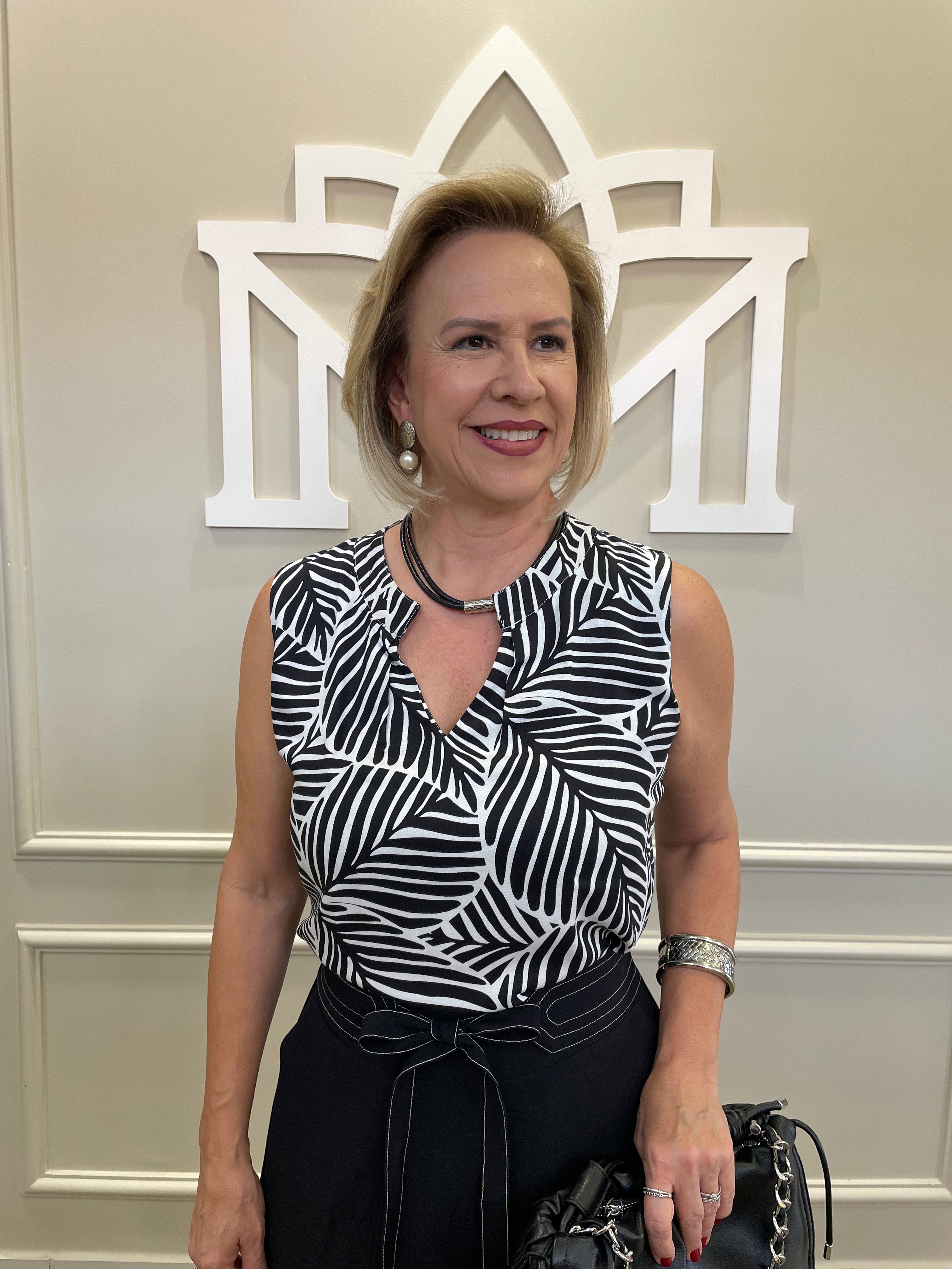 Blusa branca/preta cavada