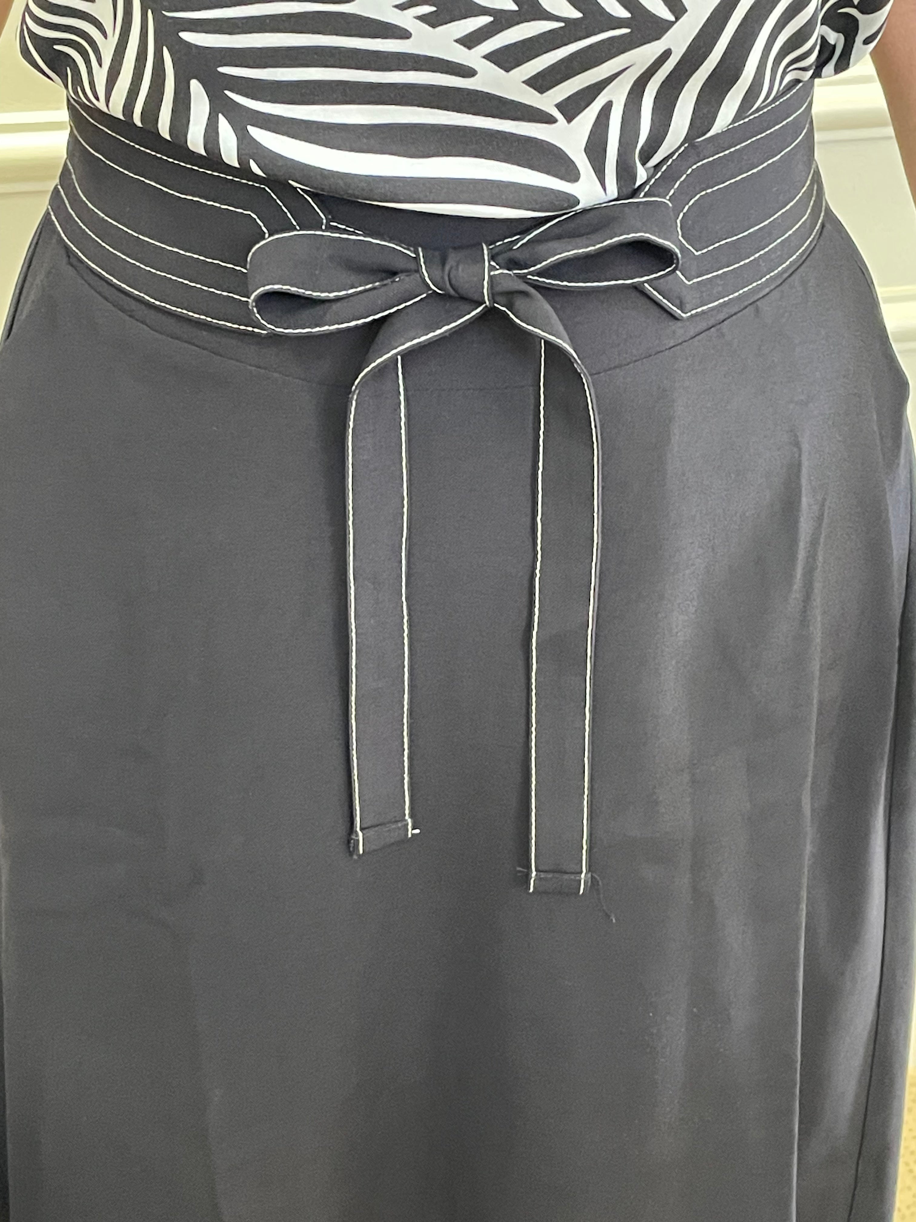 Saia midi preta cinto pesponto off