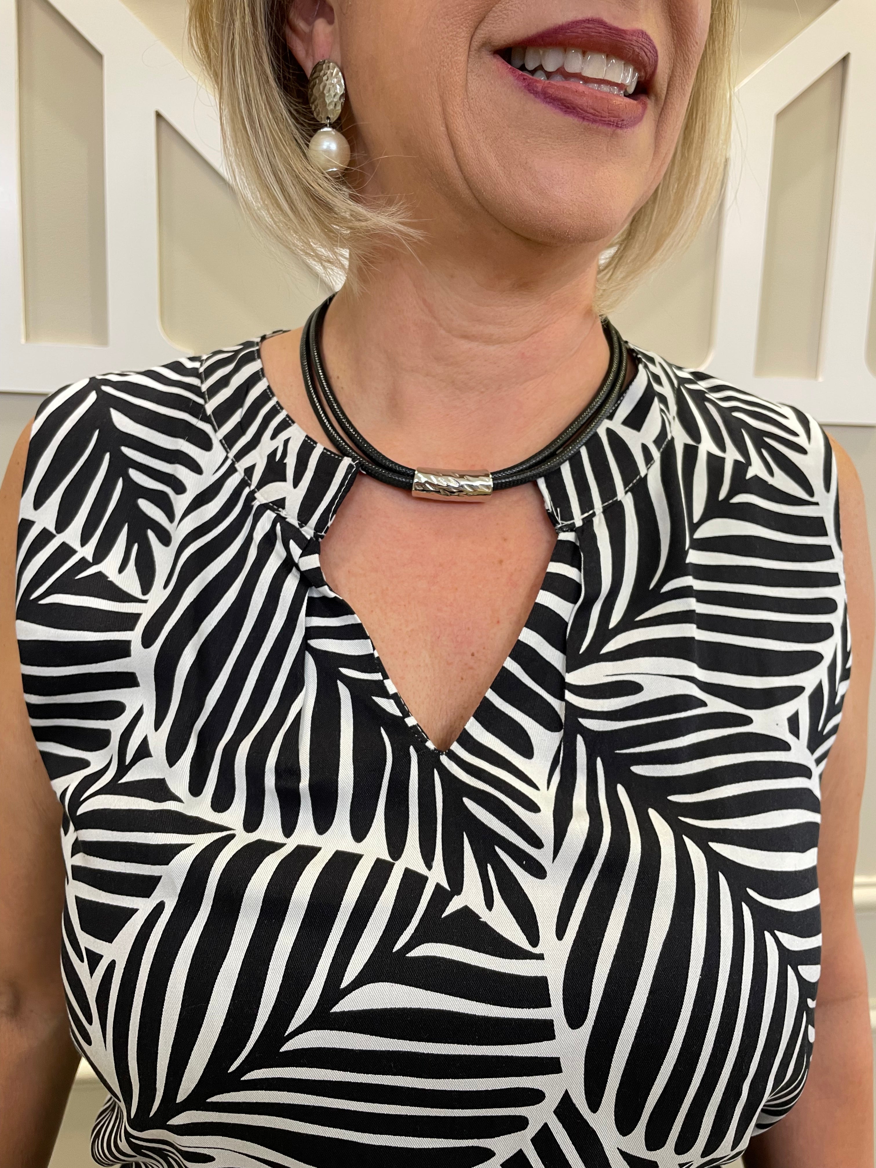 Blusa branca/preta cavada