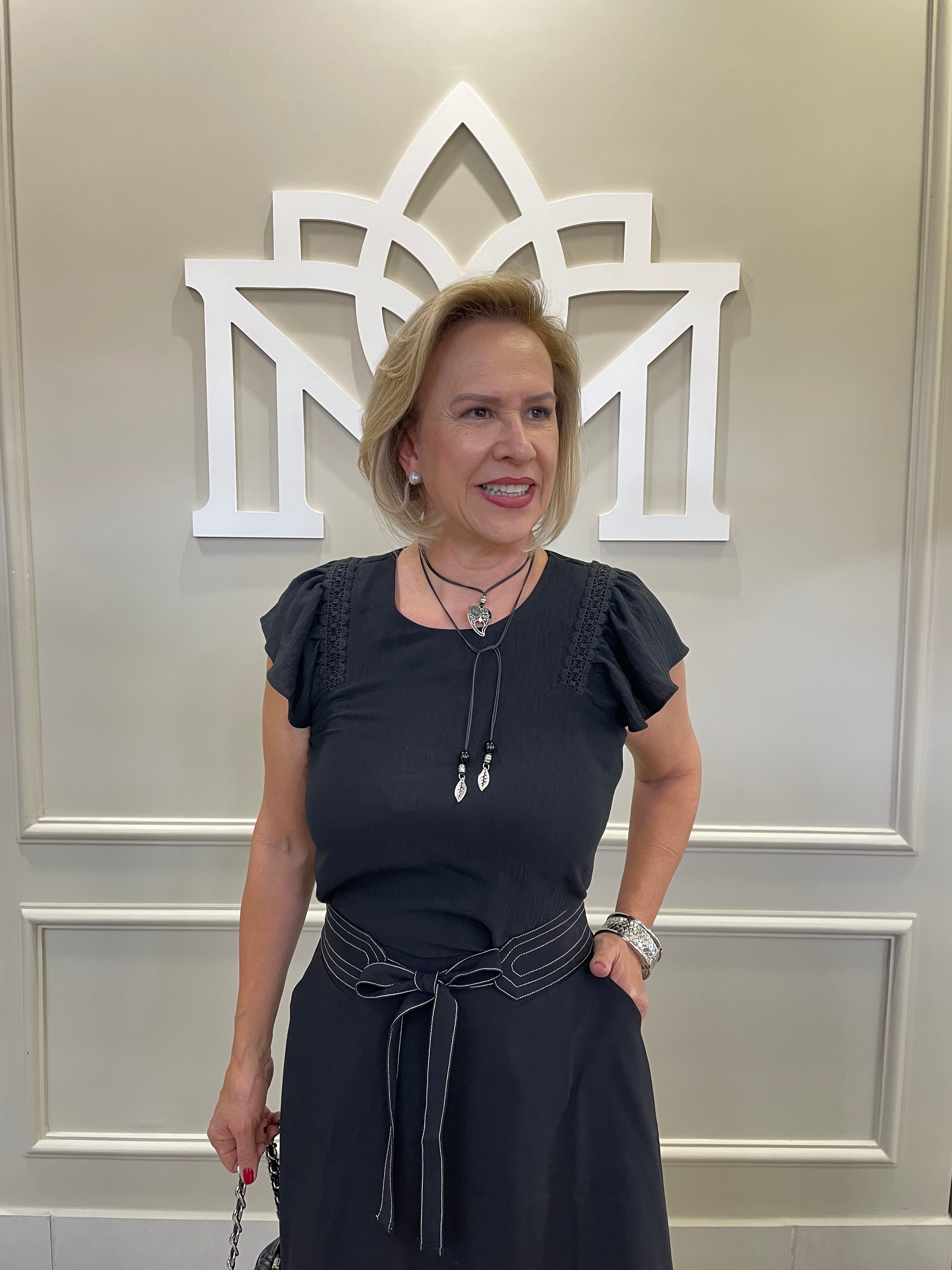 Blusa preta babado manga