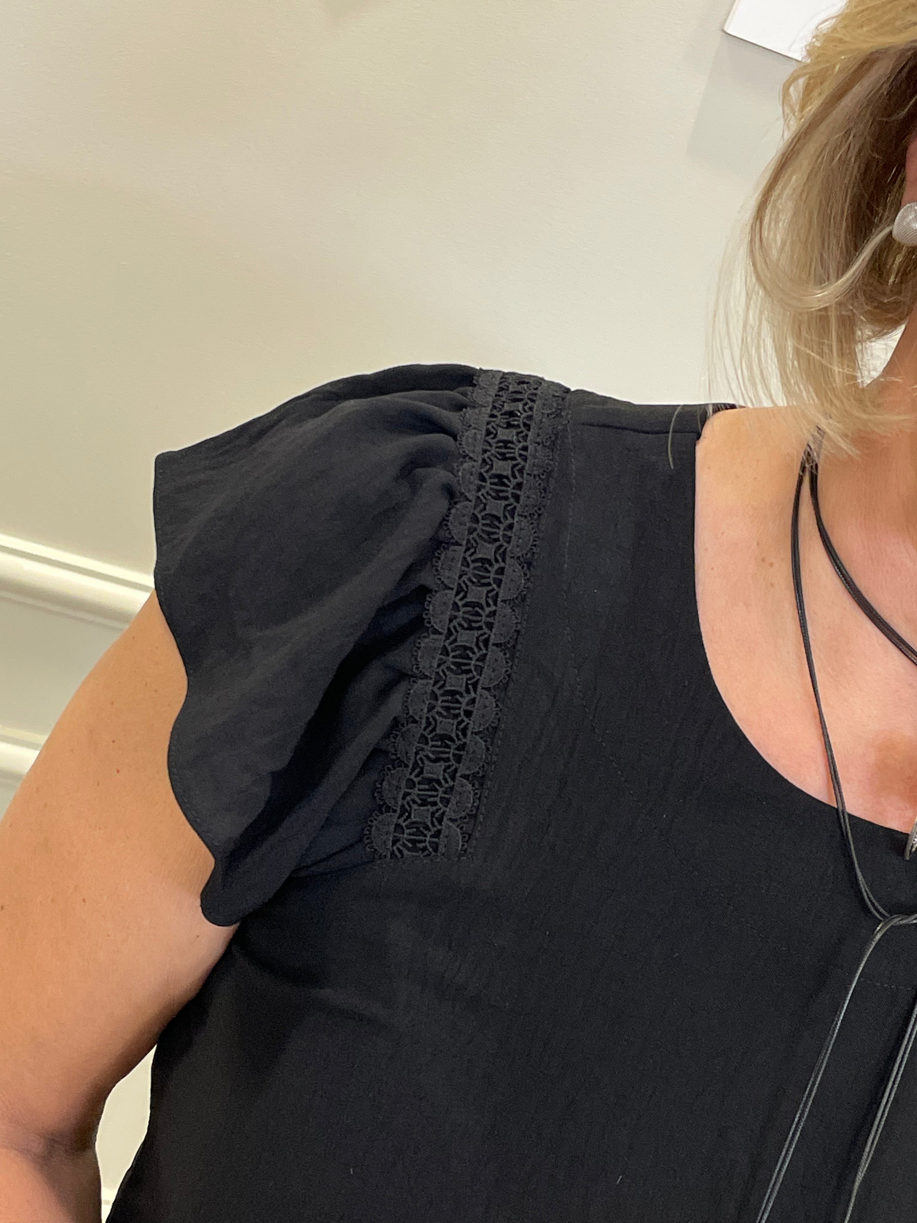 Blusa preta babado manga