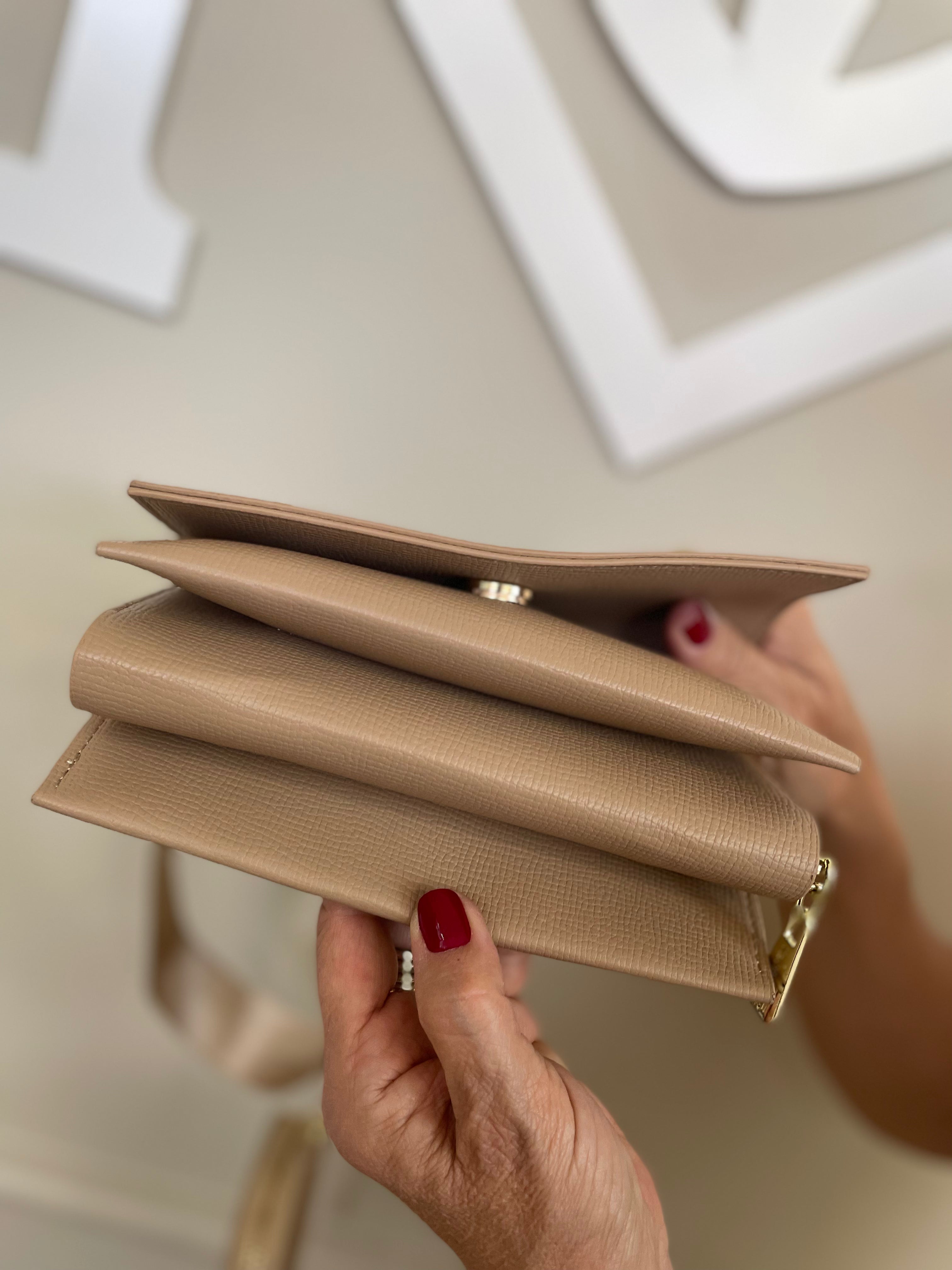 Bolsinha marrom/bege alça fita tipo carteira - Finder