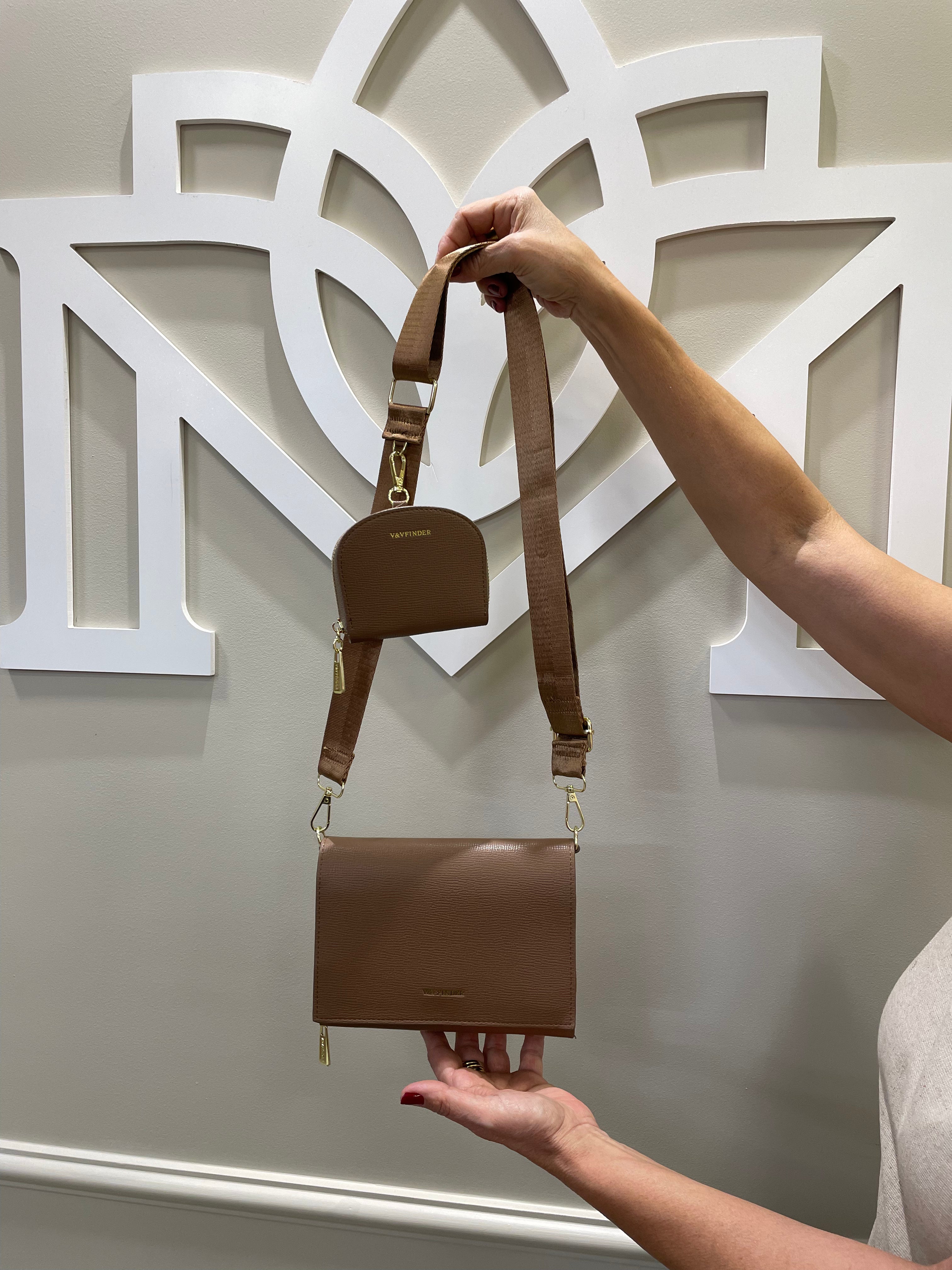 Bolsinha marrom/bege alça fita tipo carteira - Finder