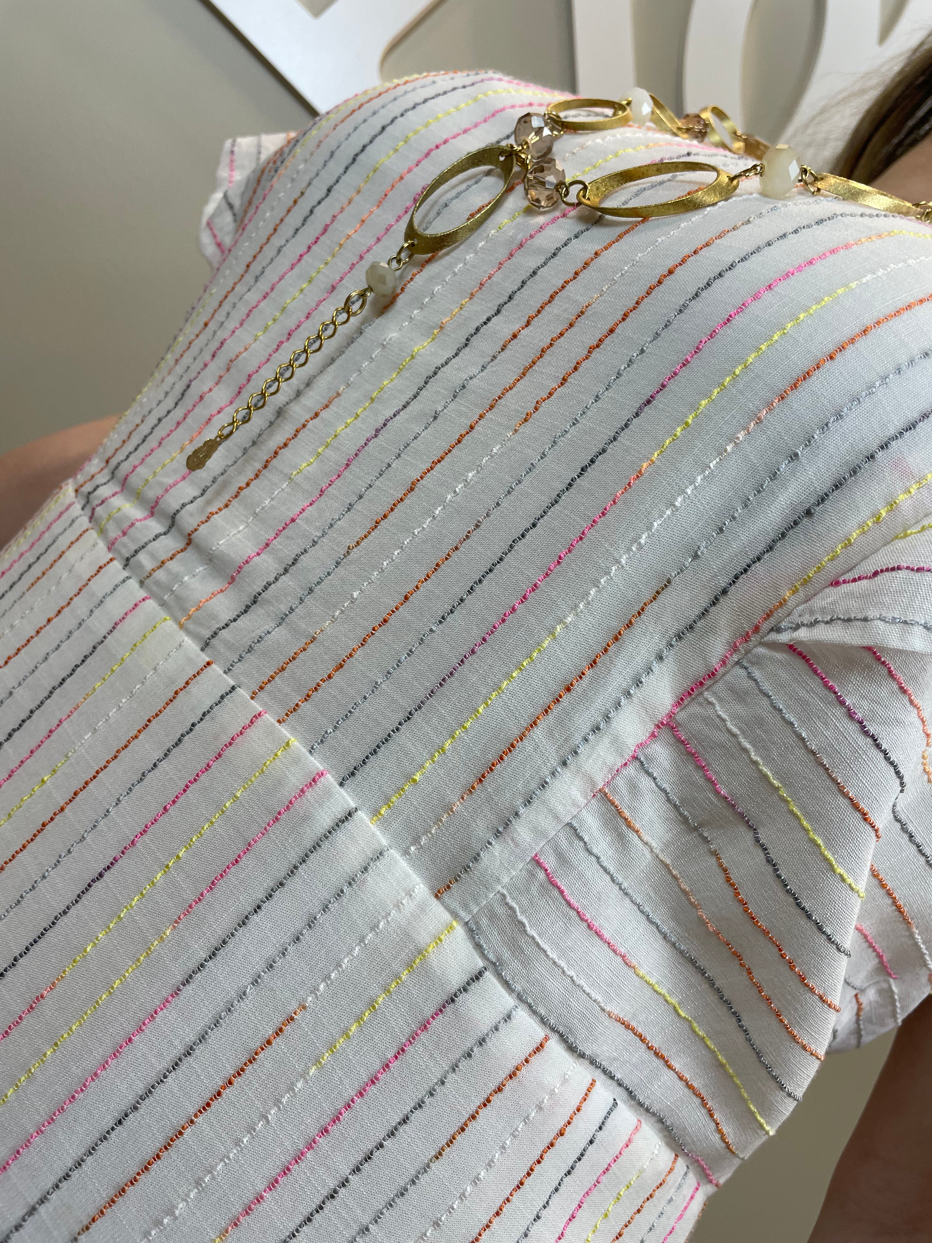 Vestido curto off riscos coloridos