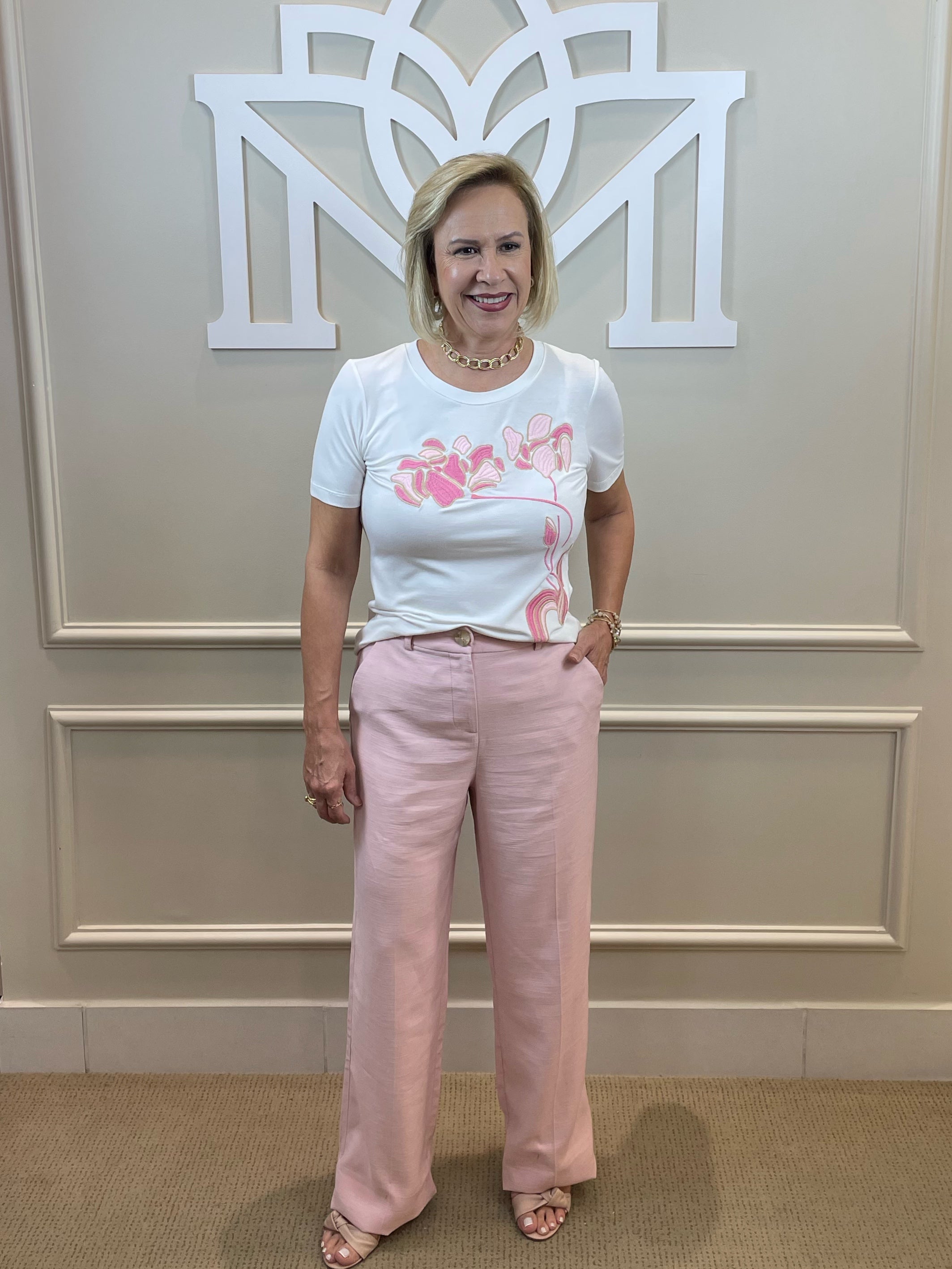 T-shirt off bordada flor rosa - Cora