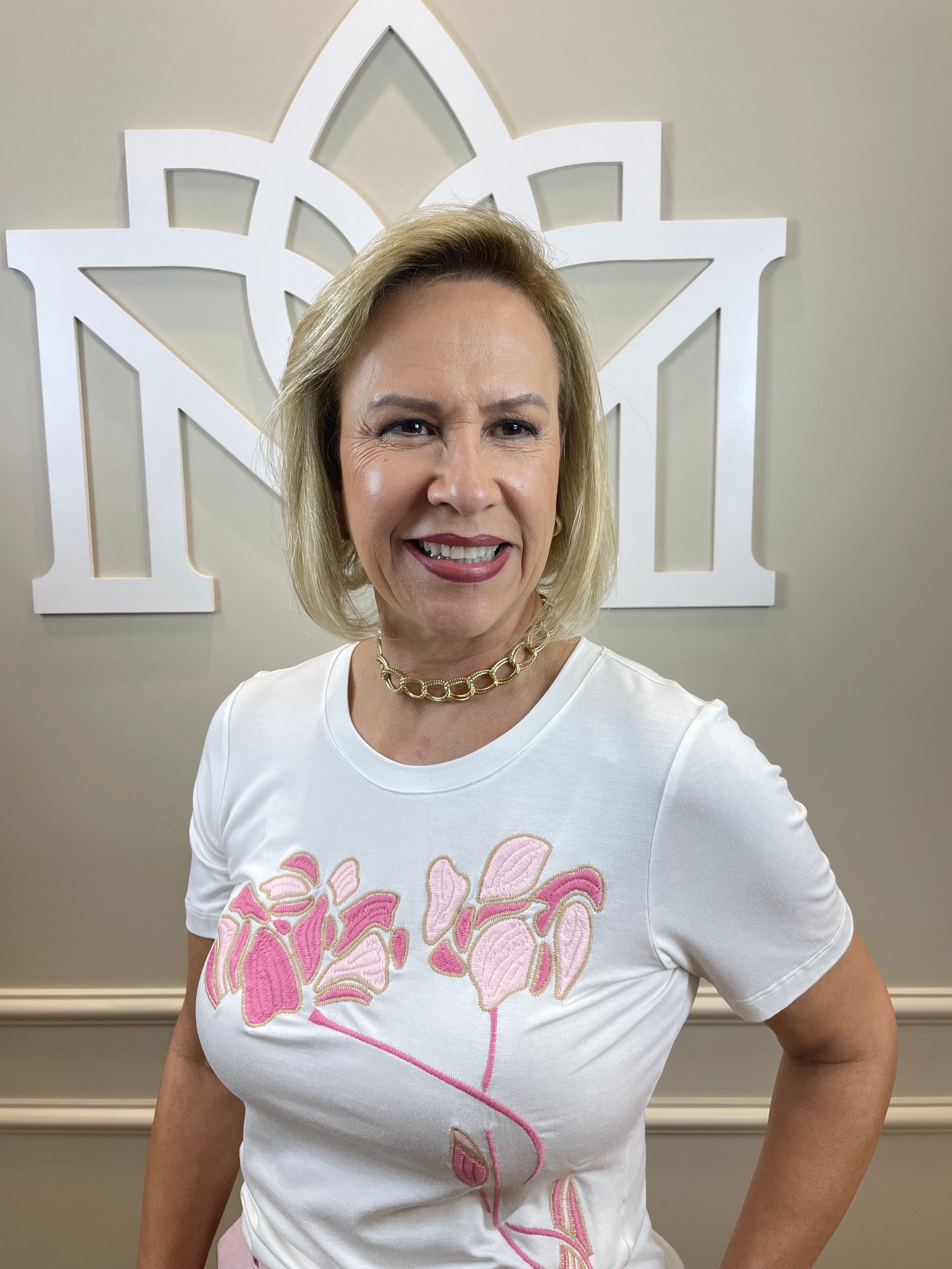 T-shirt off bordada flor rosa - Cora