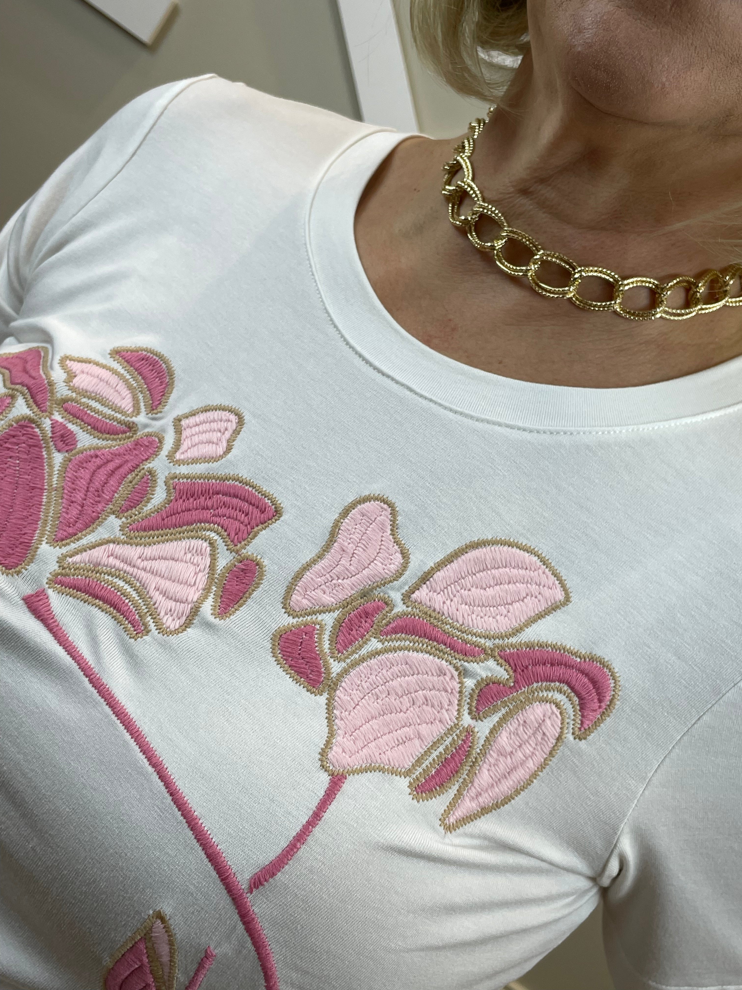 T-shirt off bordada flor rosa - Cora