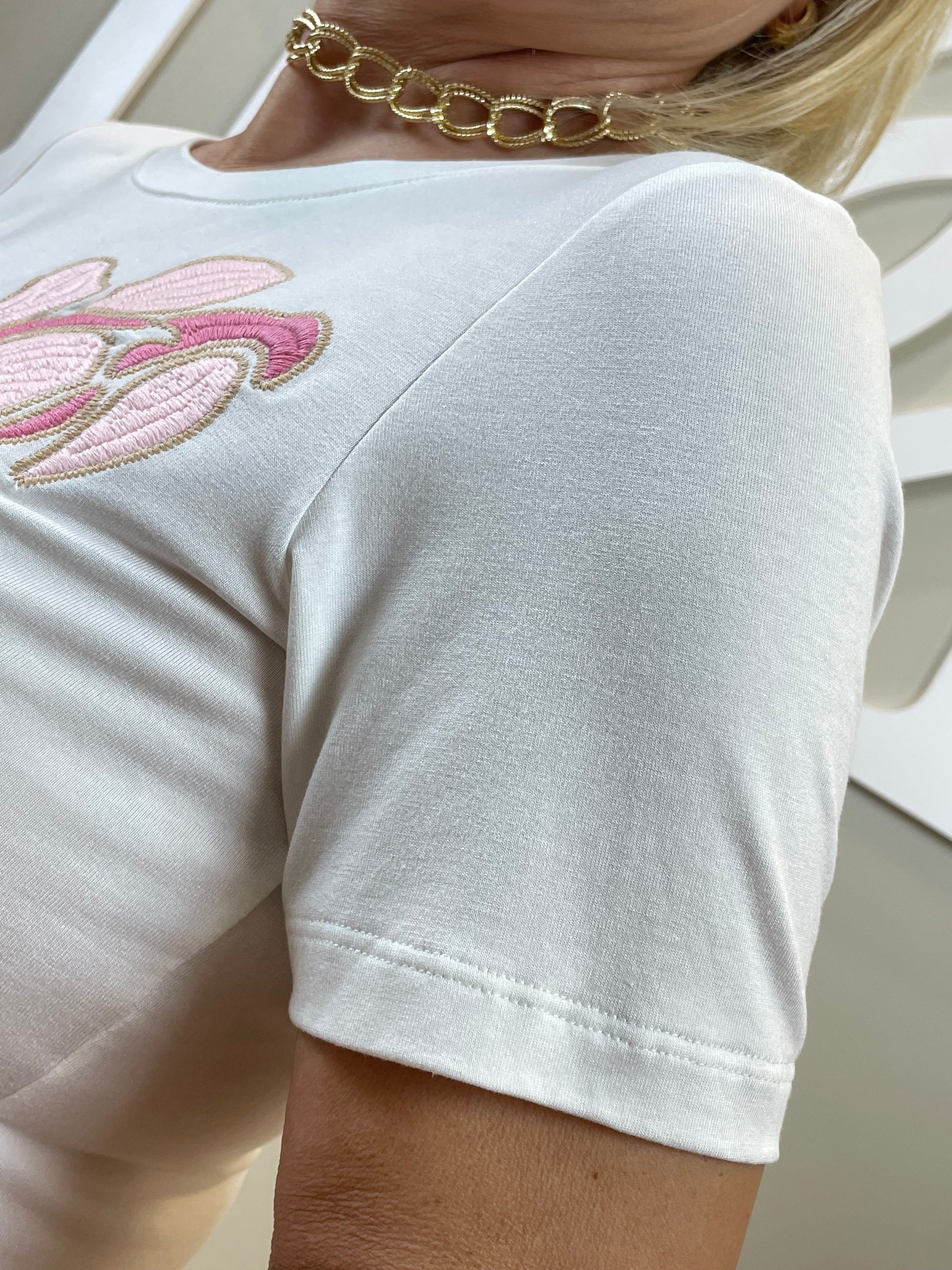 T-shirt off bordada flor rosa - Cora