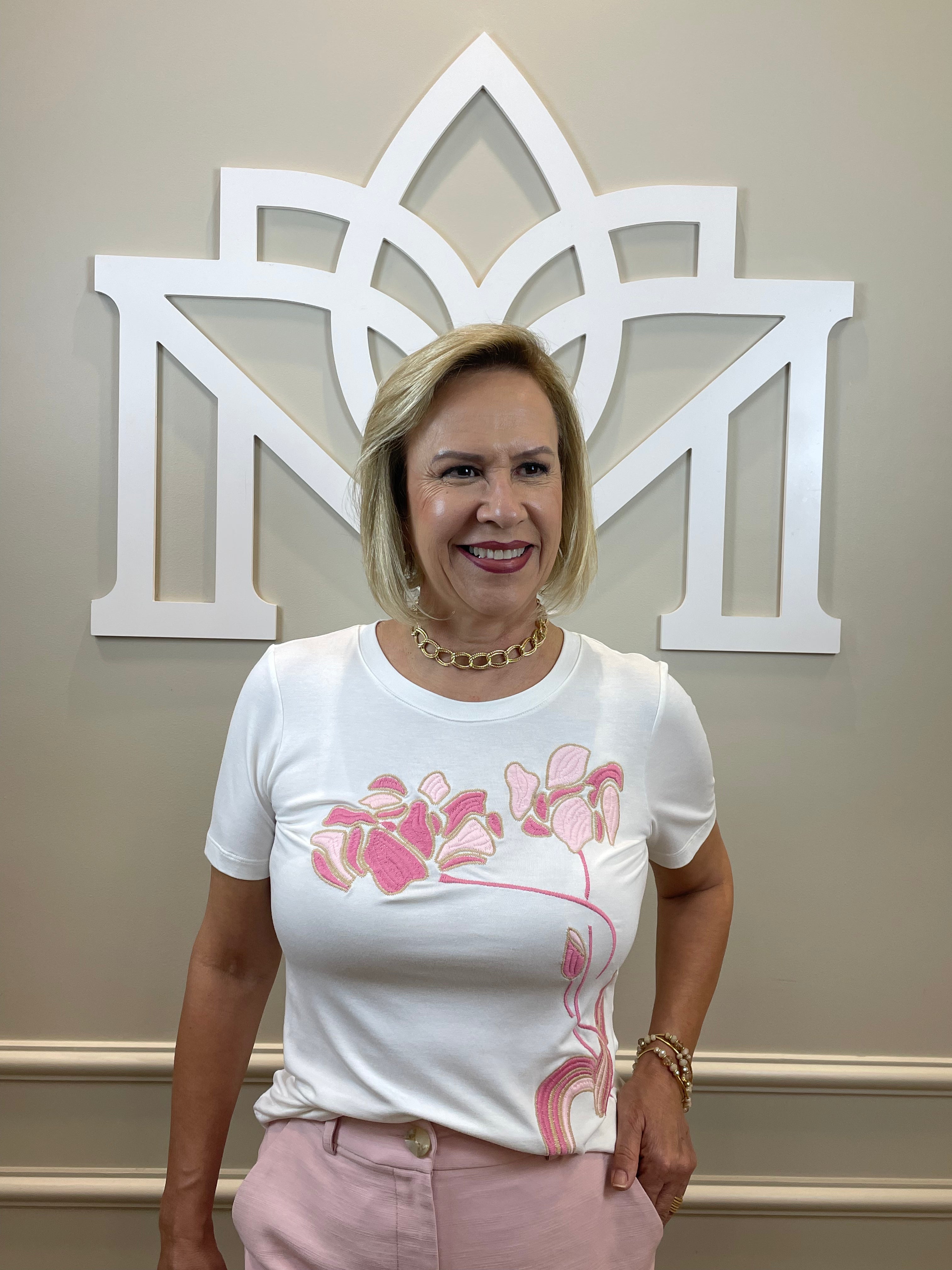 T-shirt off bordada flor rosa - Cora