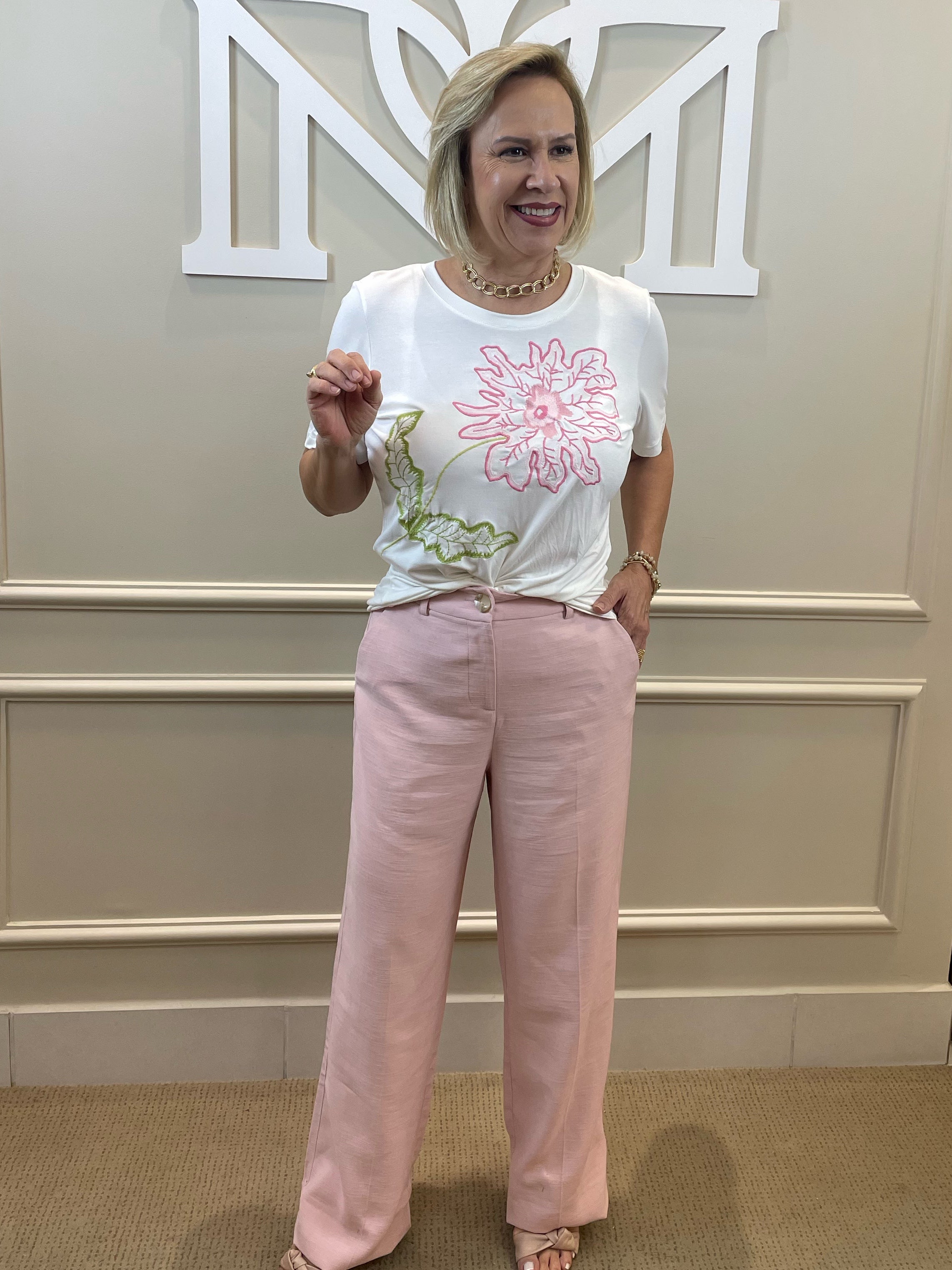 T shirt off bordada flor rosa - Cora