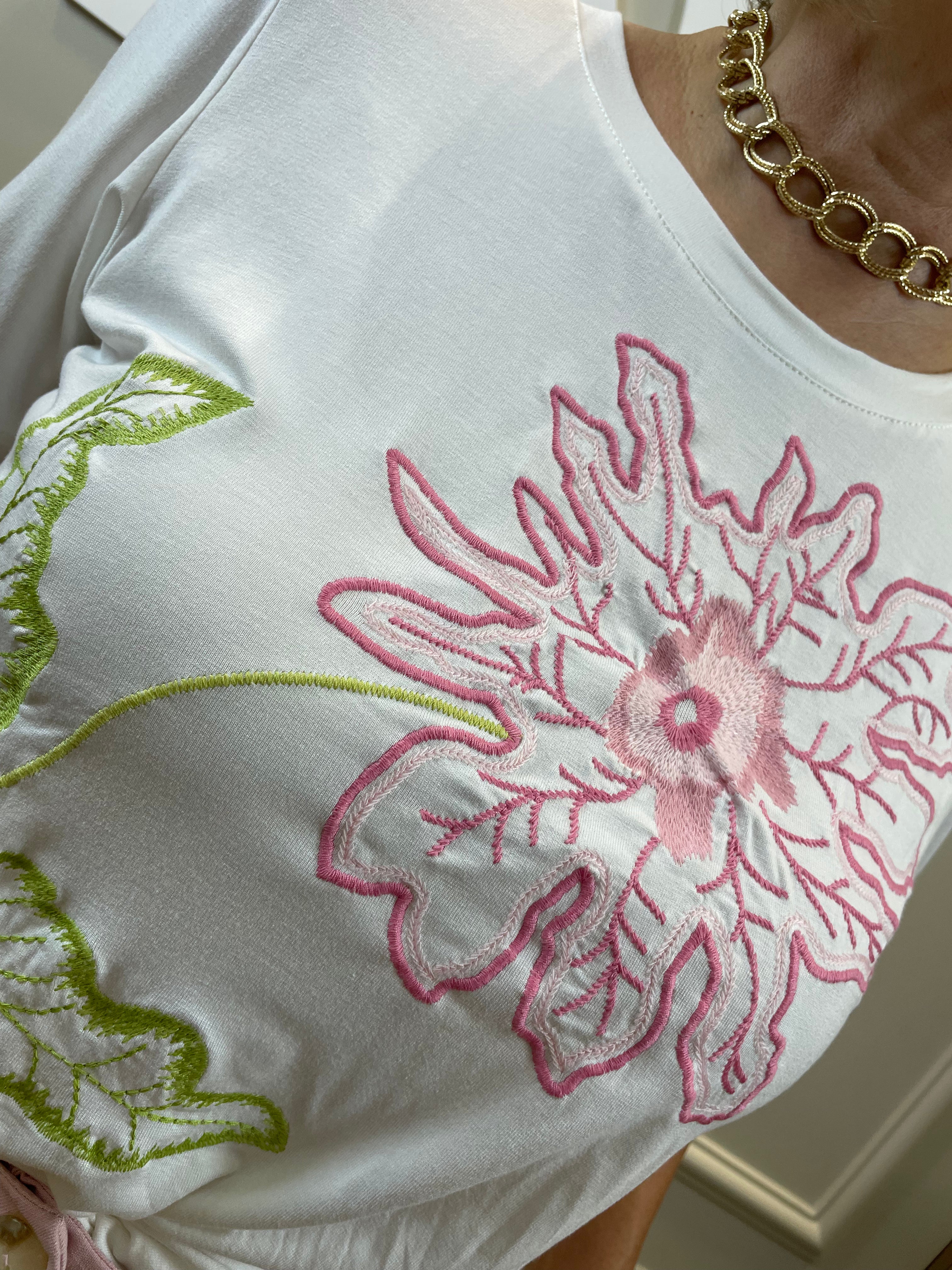 T shirt off bordada flor rosa - Cora