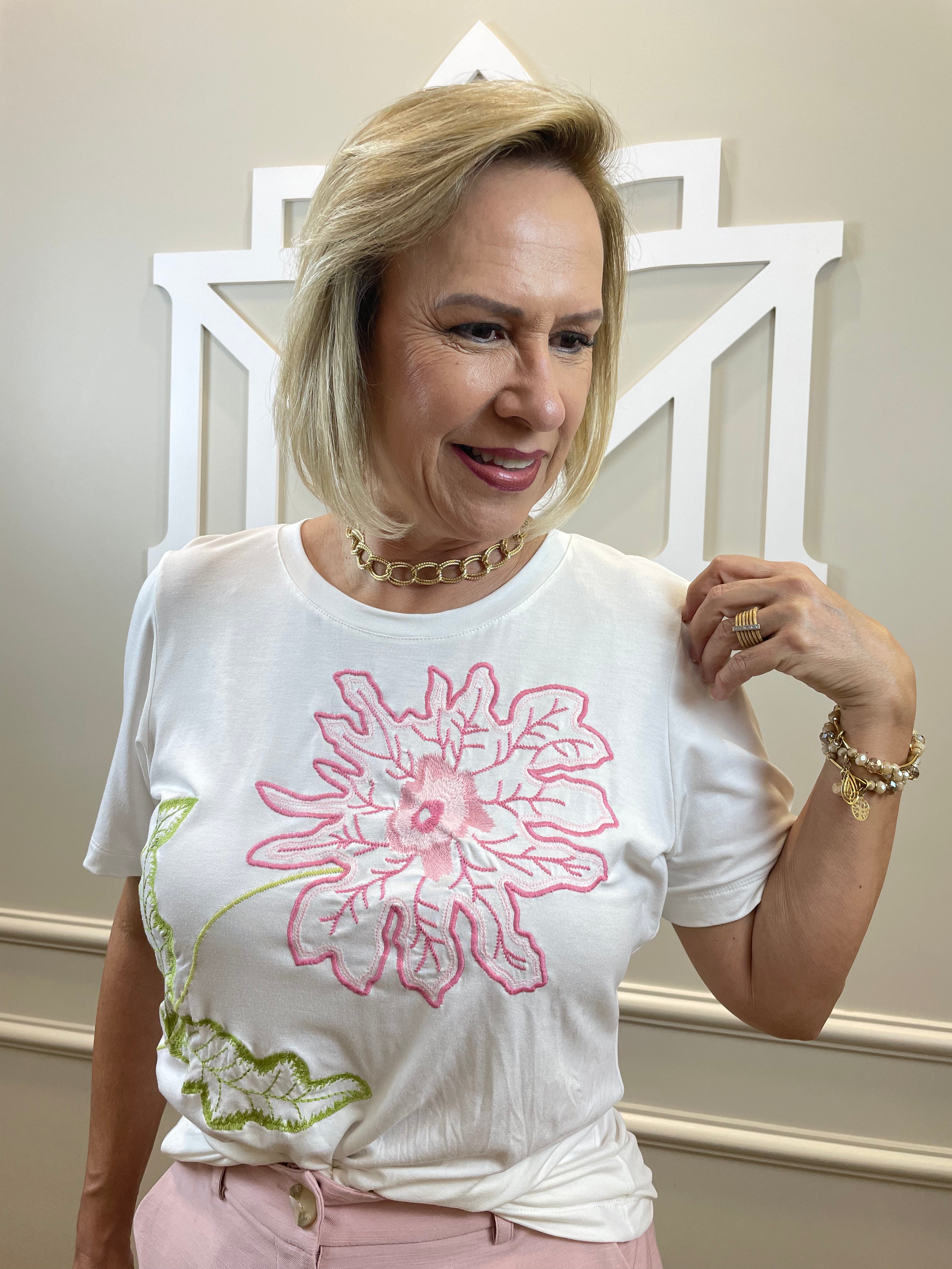 T shirt off bordada flor rosa - Cora