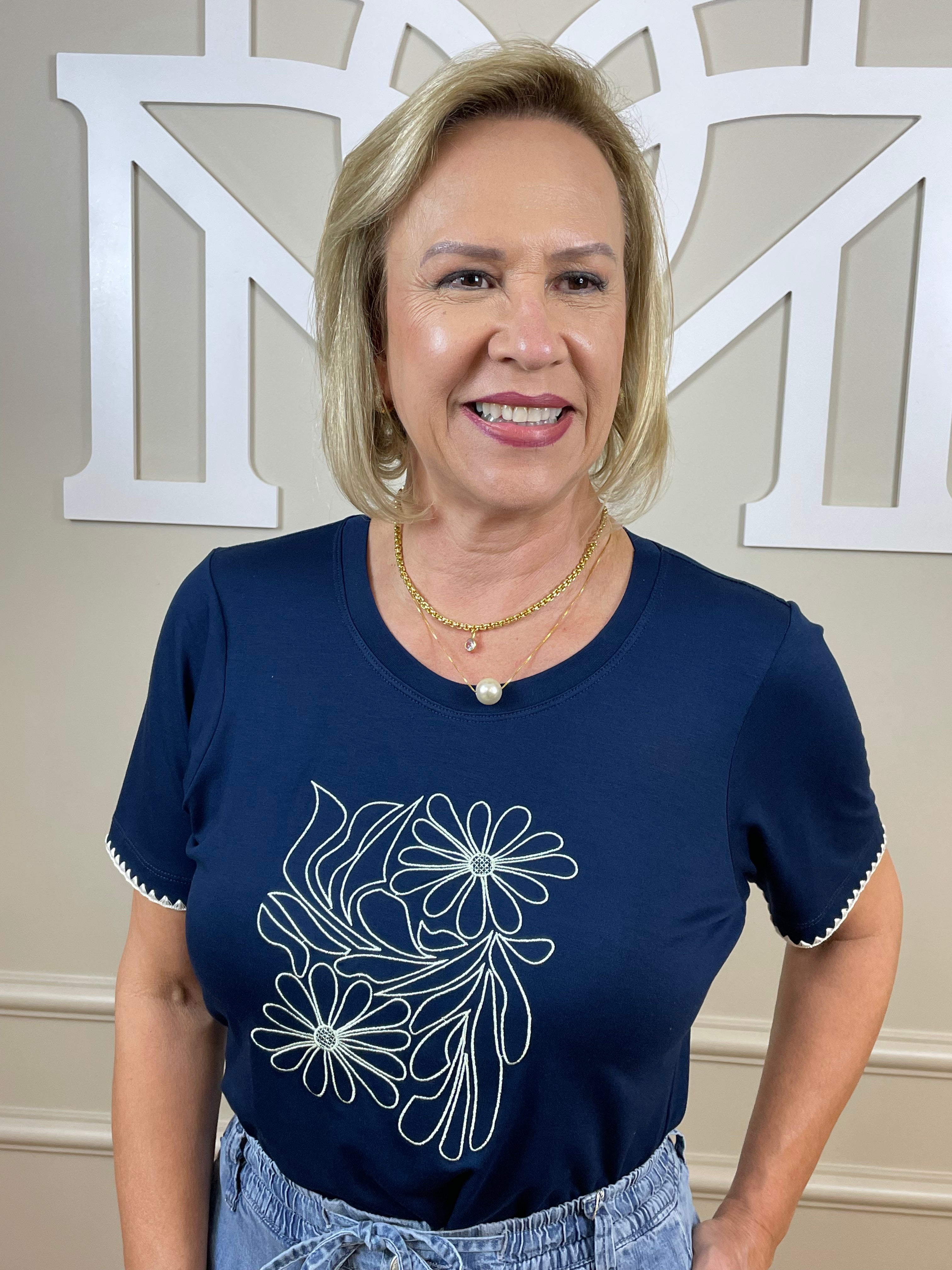 T-shirt marinho bordada flor - Pimenta roxa