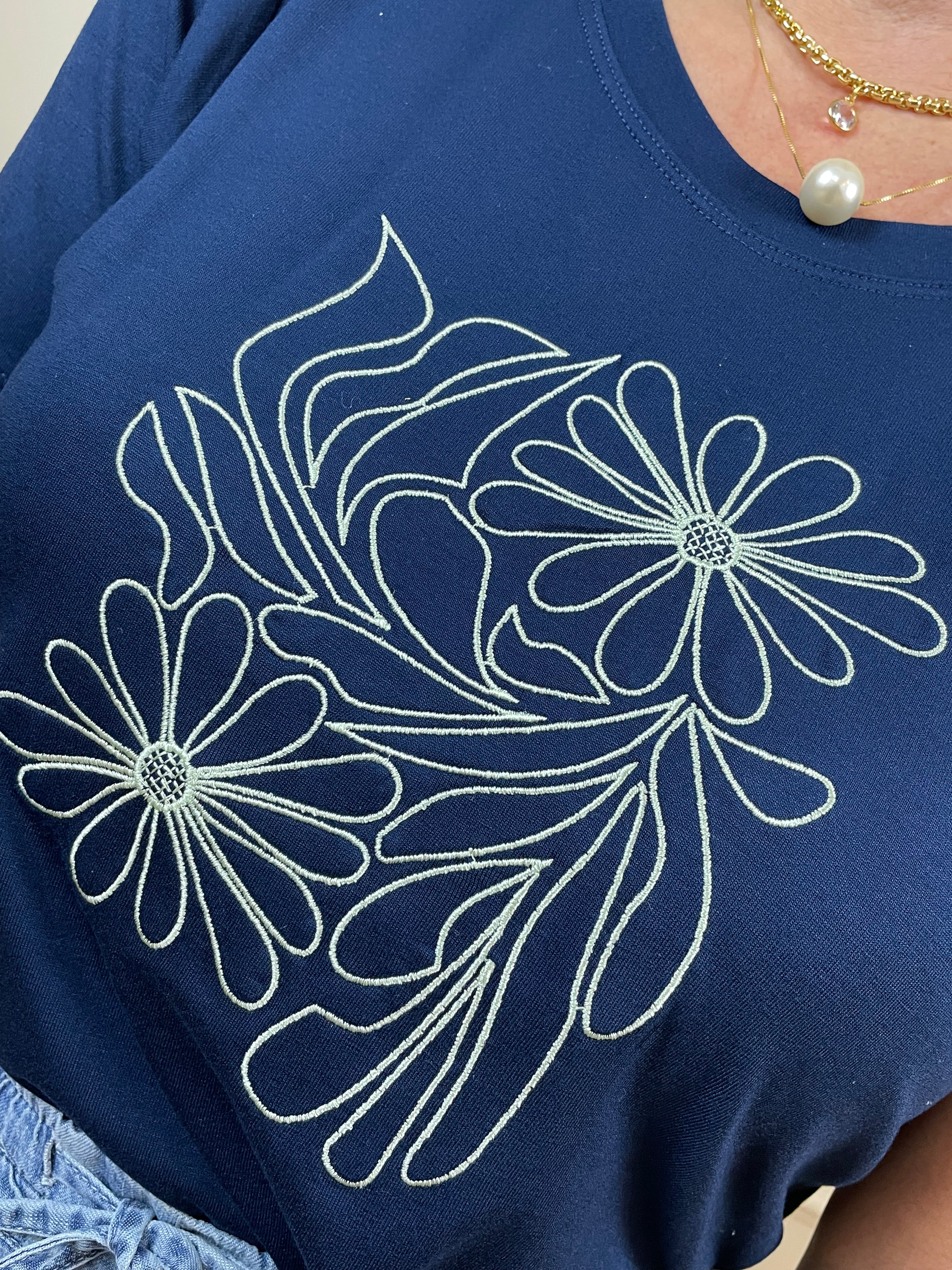 T-shirt marinho bordada flor - Pimenta roxa
