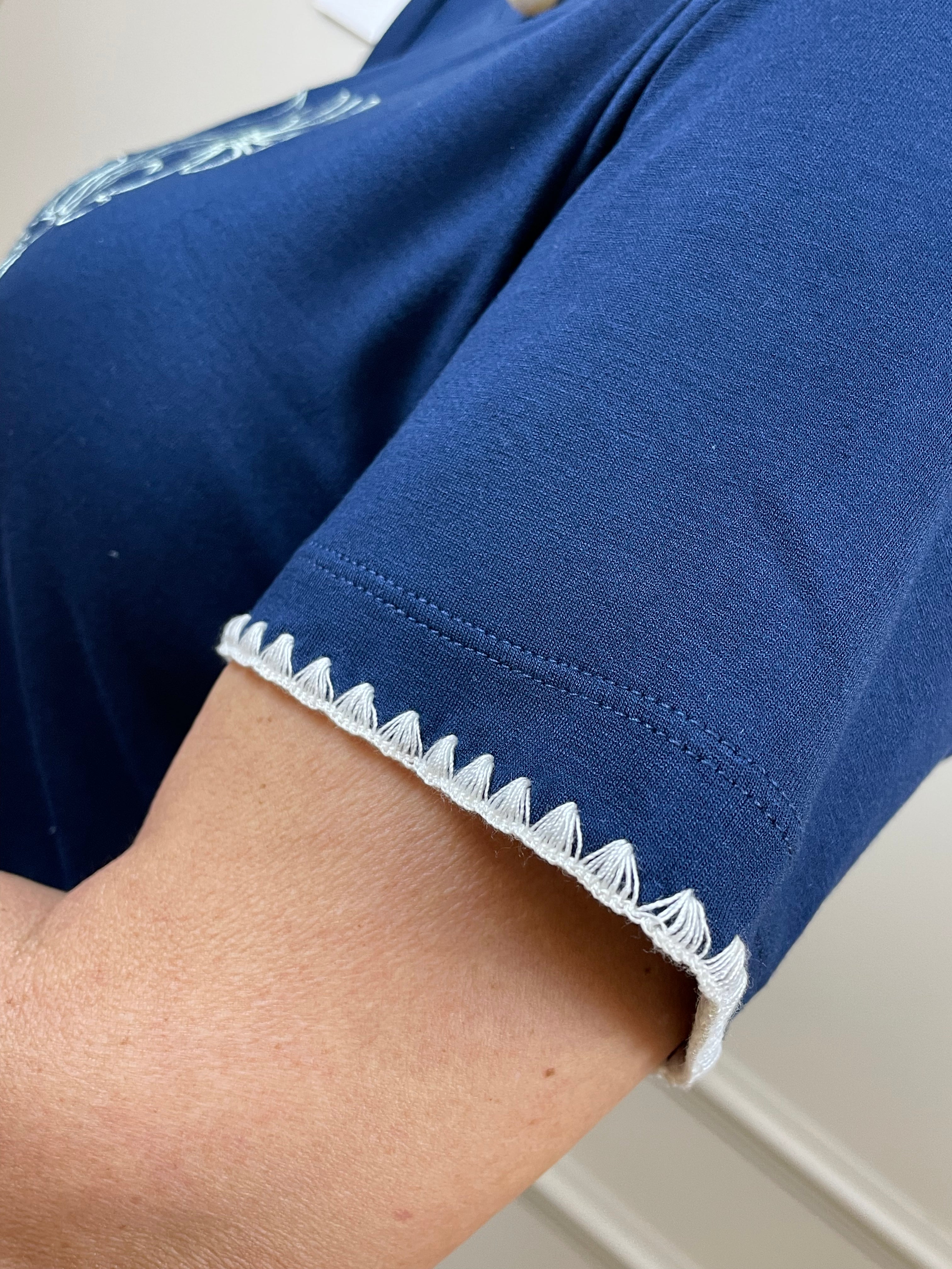 T-shirt marinho bordada flor - Pimenta roxa