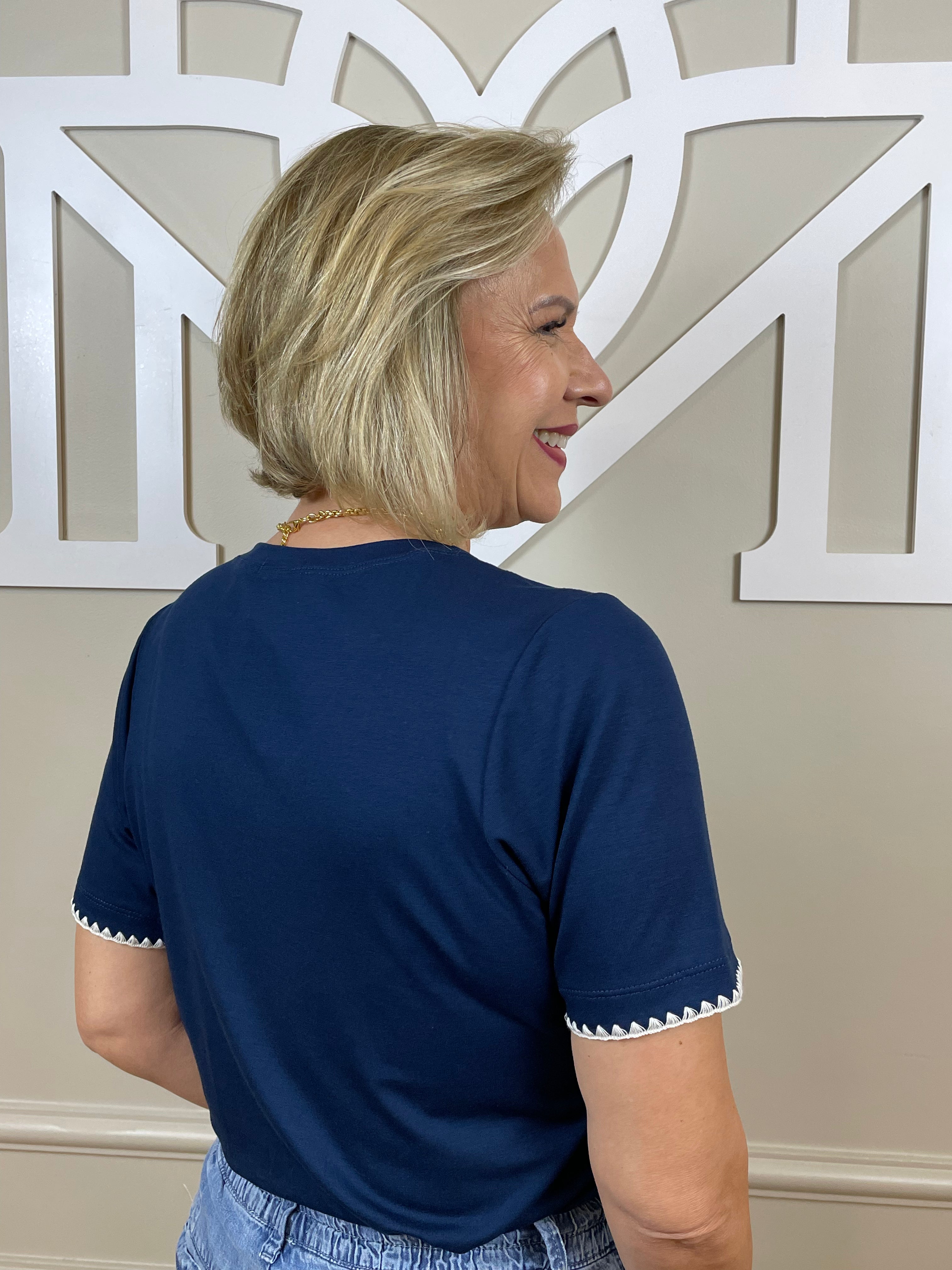 T-shirt marinho bordada flor - Pimenta roxa