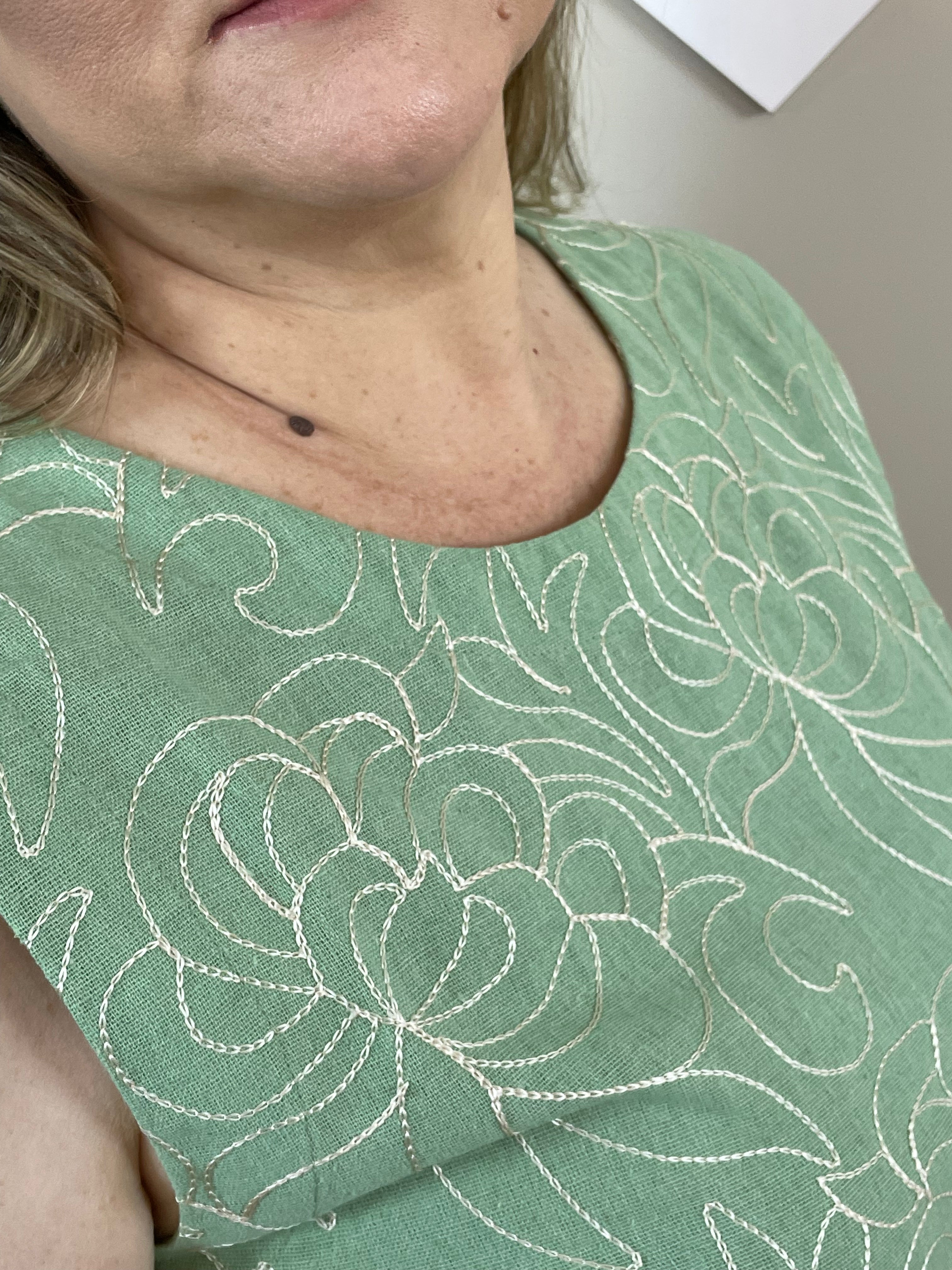 Regata linho verde bordada - Seiki