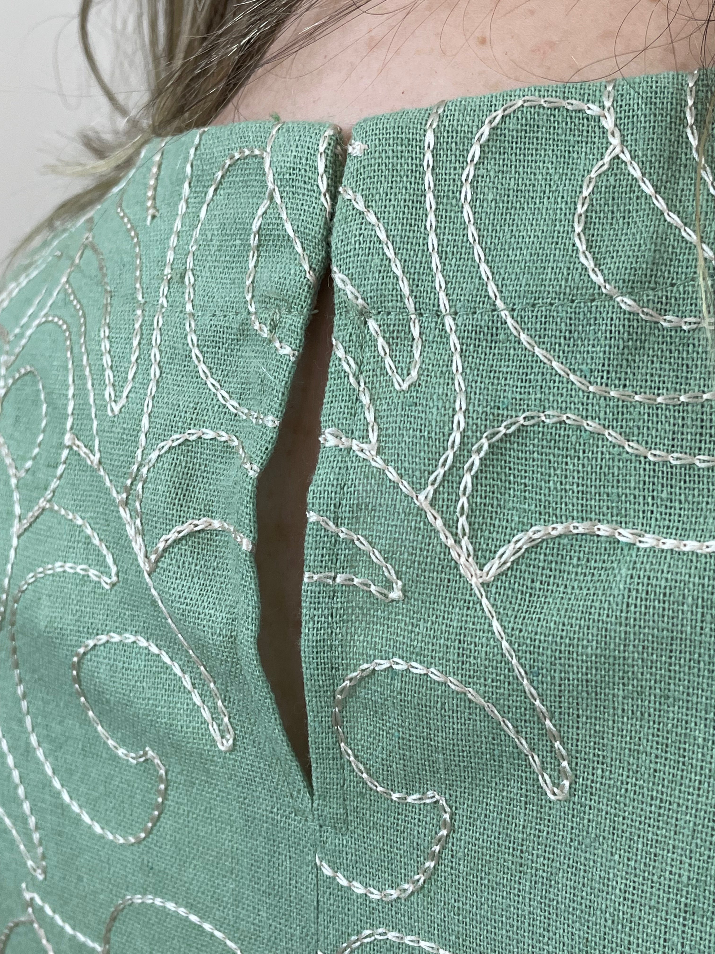 Regata linho verde bordada - Seiki