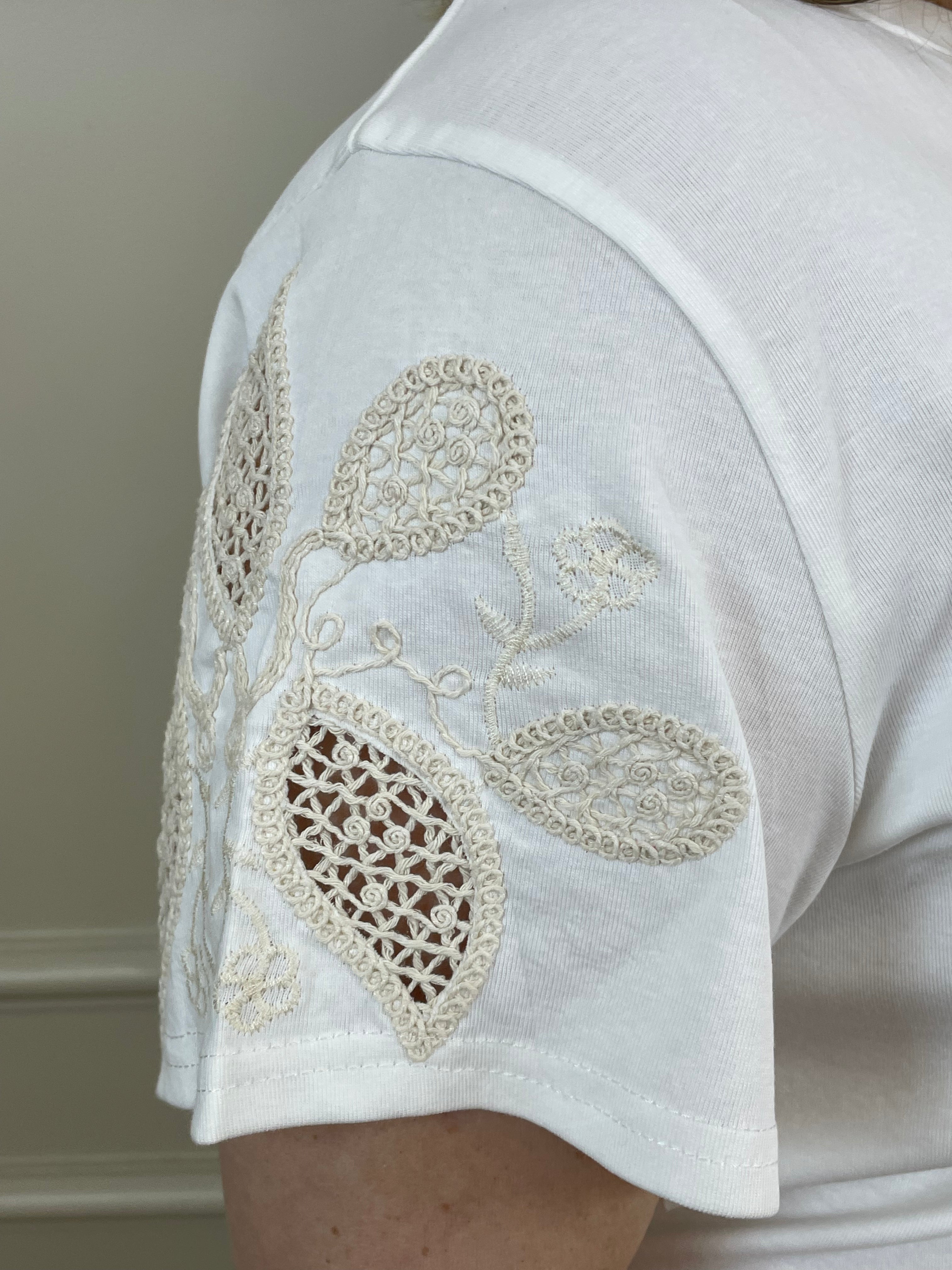 T-shirt off manga bordada bege - Bellah