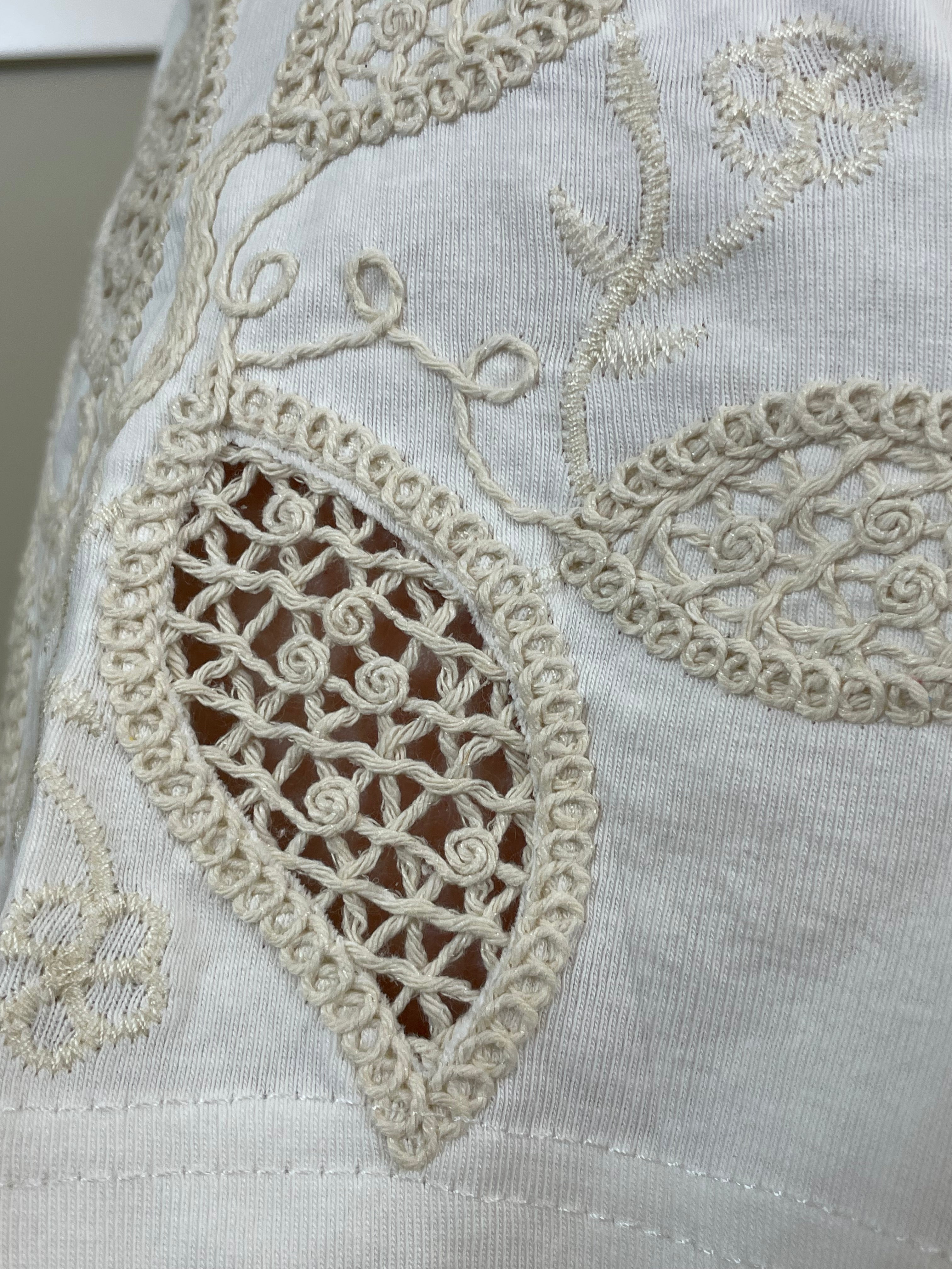 T-shirt off manga bordada bege - Bellah