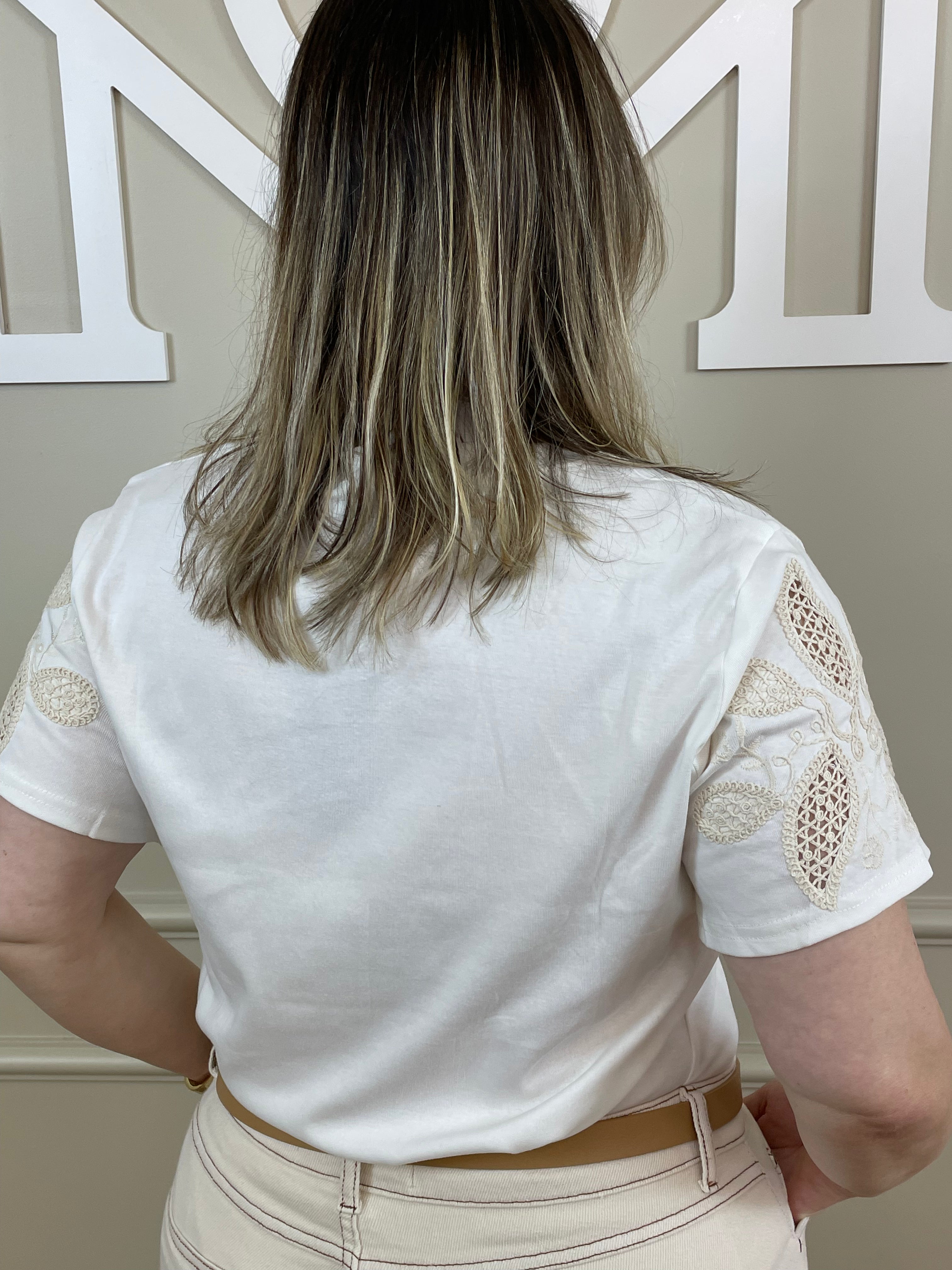 T-shirt off manga bordada bege - Bellah