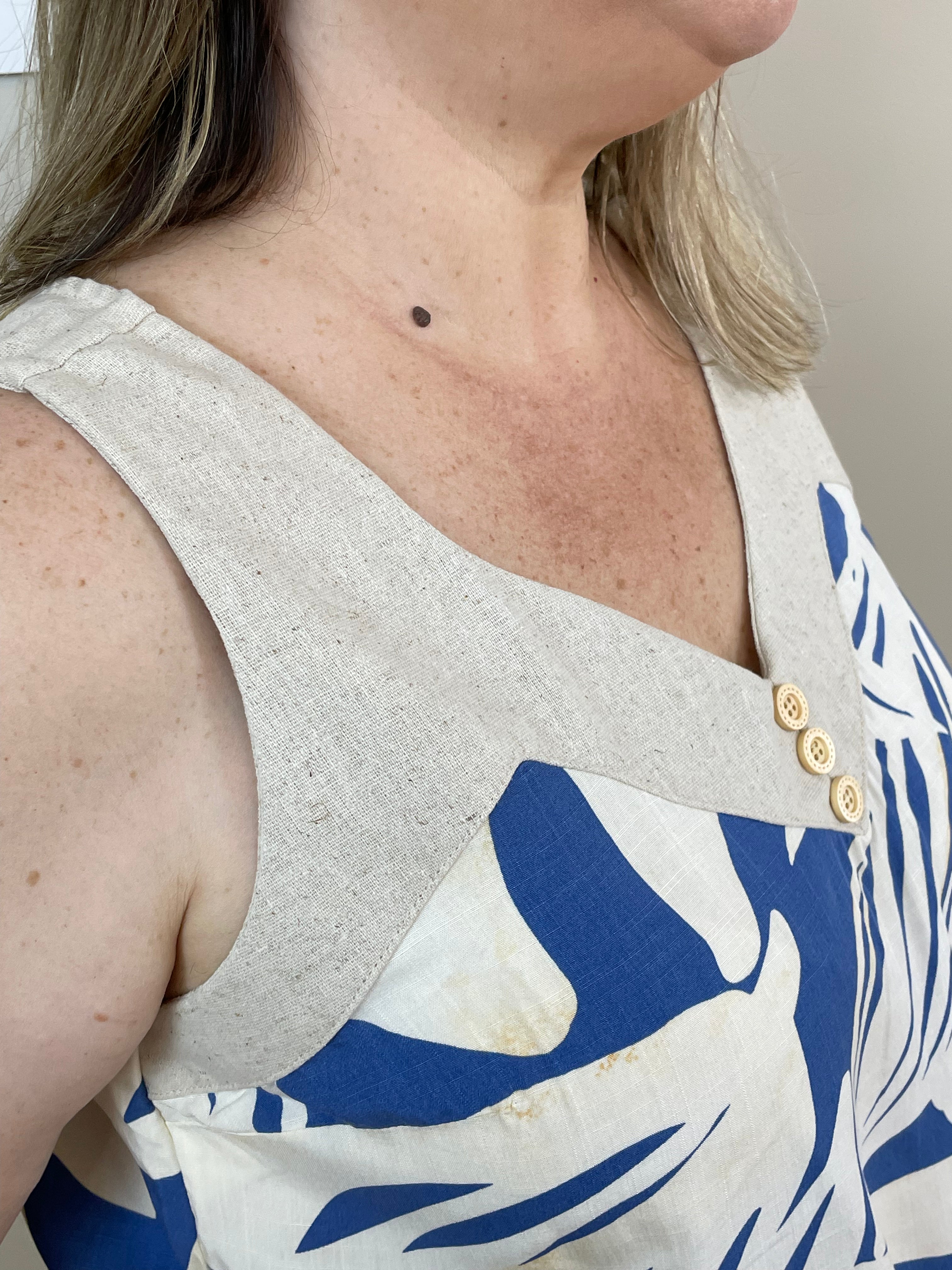 Blusa viscose estampado azul botão