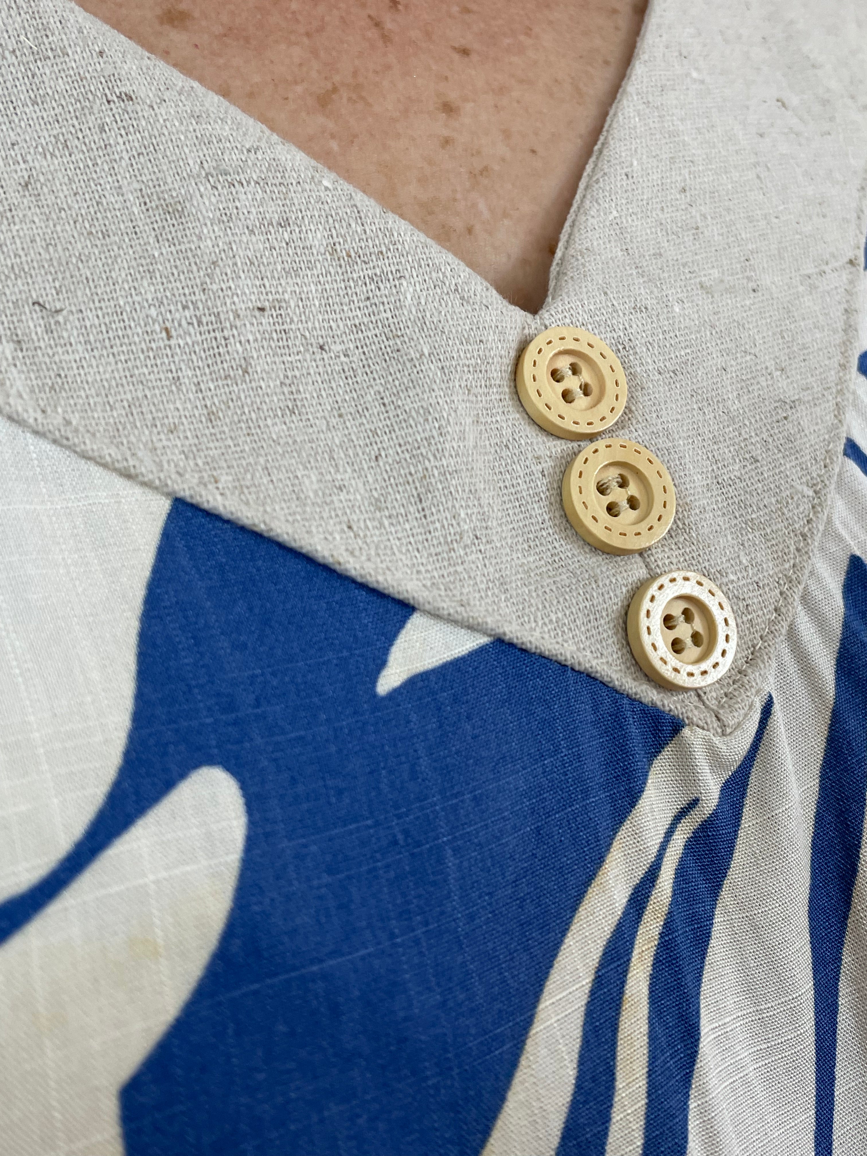 Blusa viscose estampado azul botão