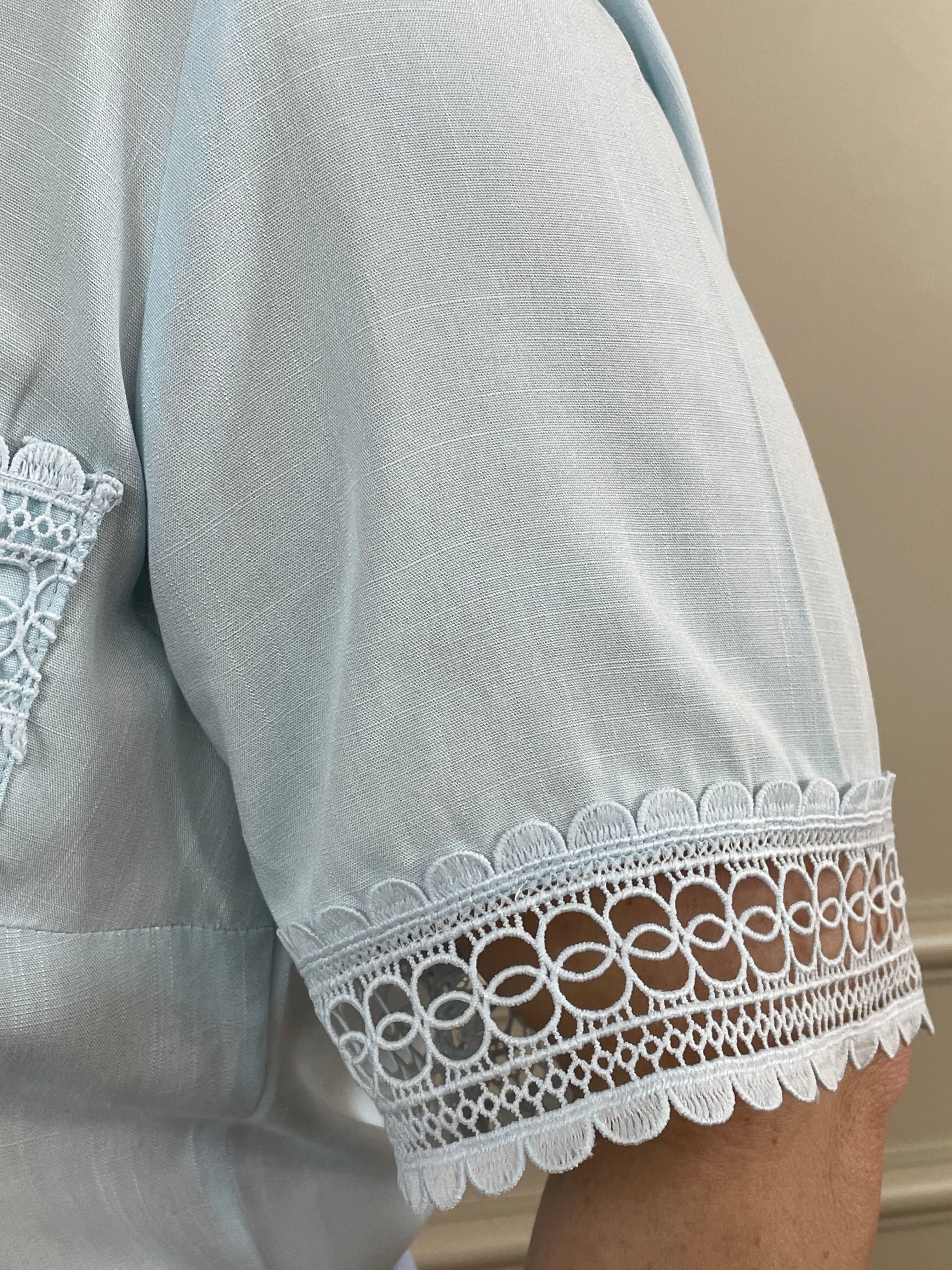 Blusa azulzinha bordada guipir/manga