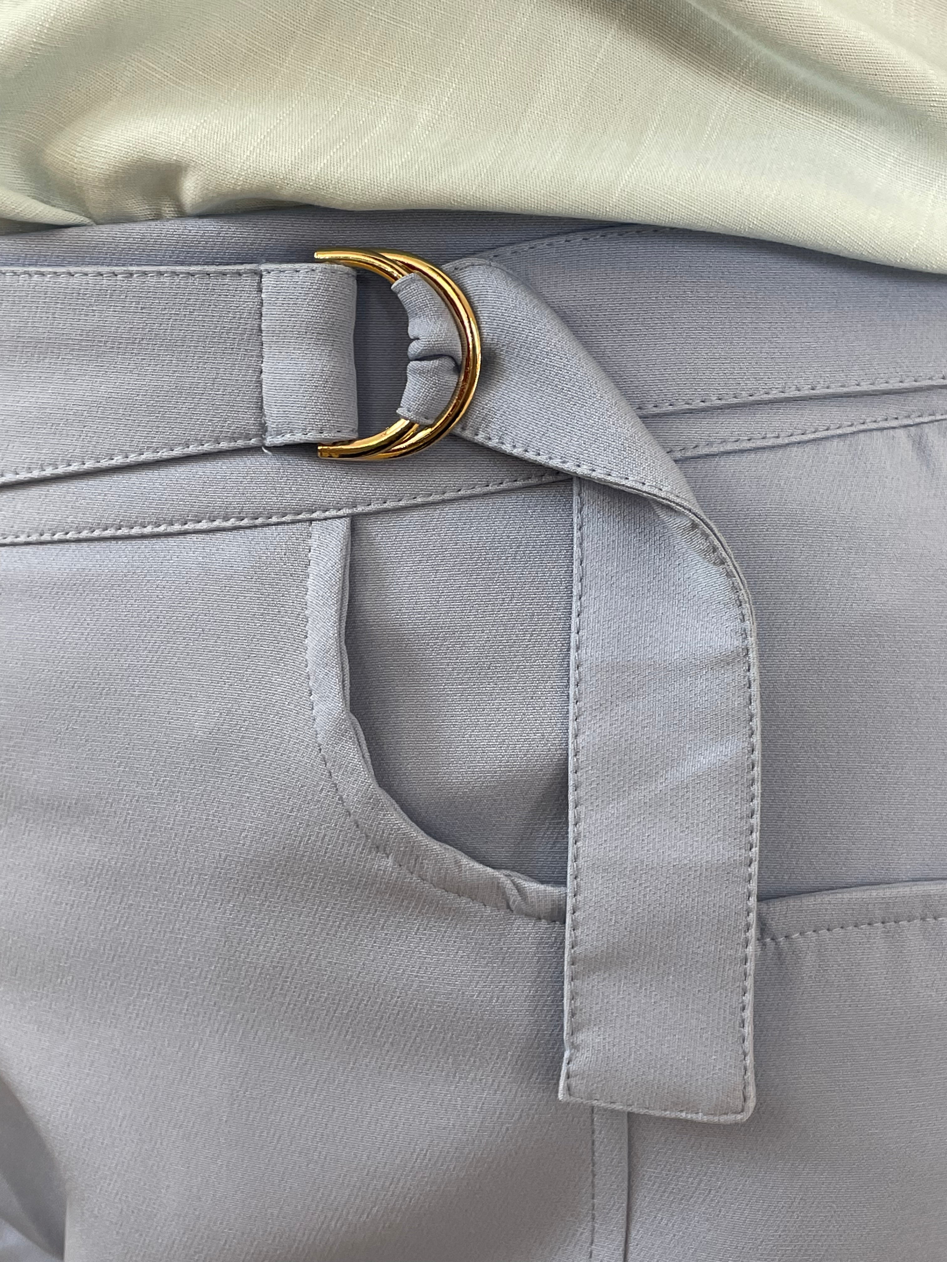 Calça alfaiataria baby blue fivela cós