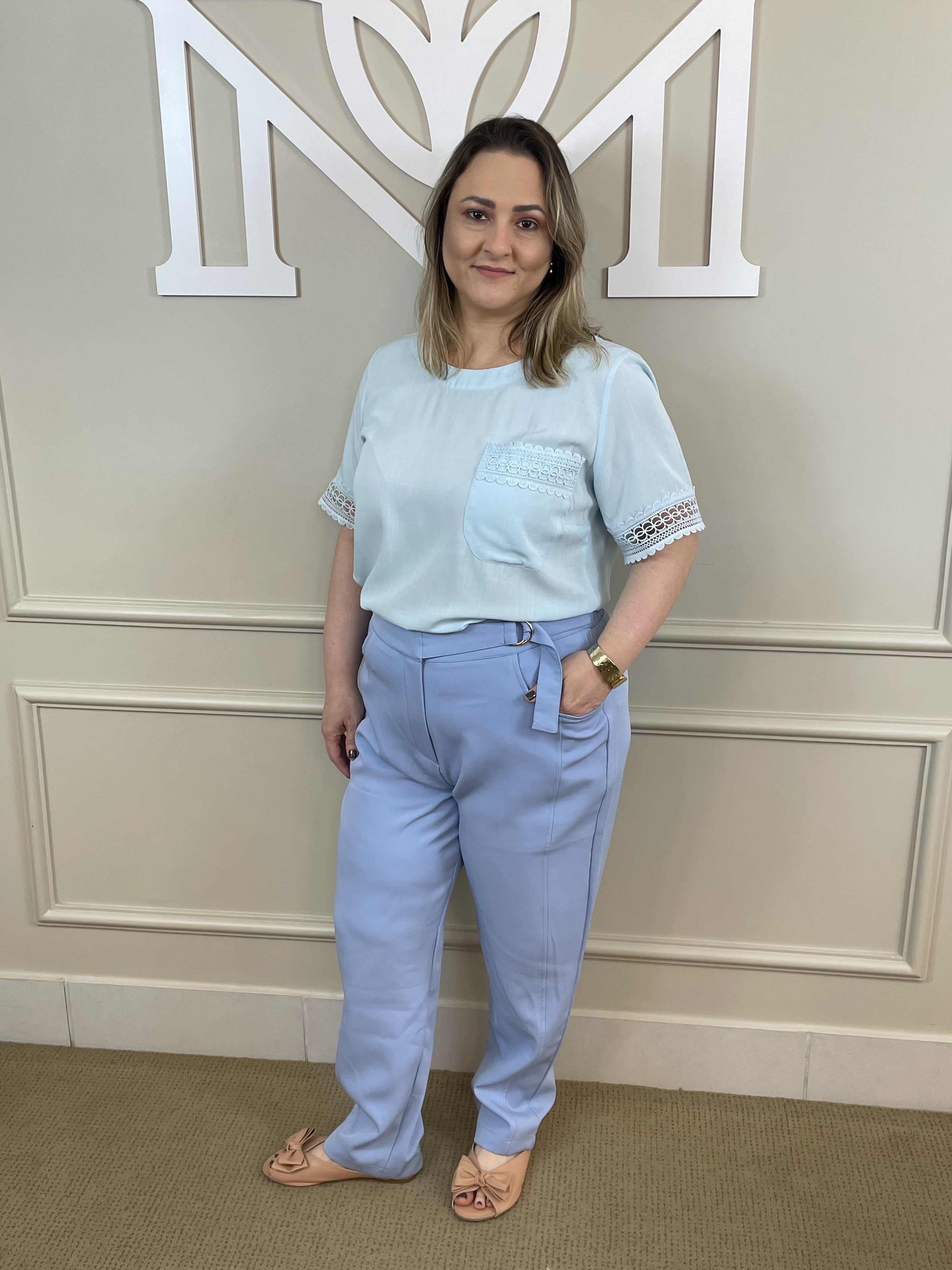 Calça alfaiataria baby blue fivela cós