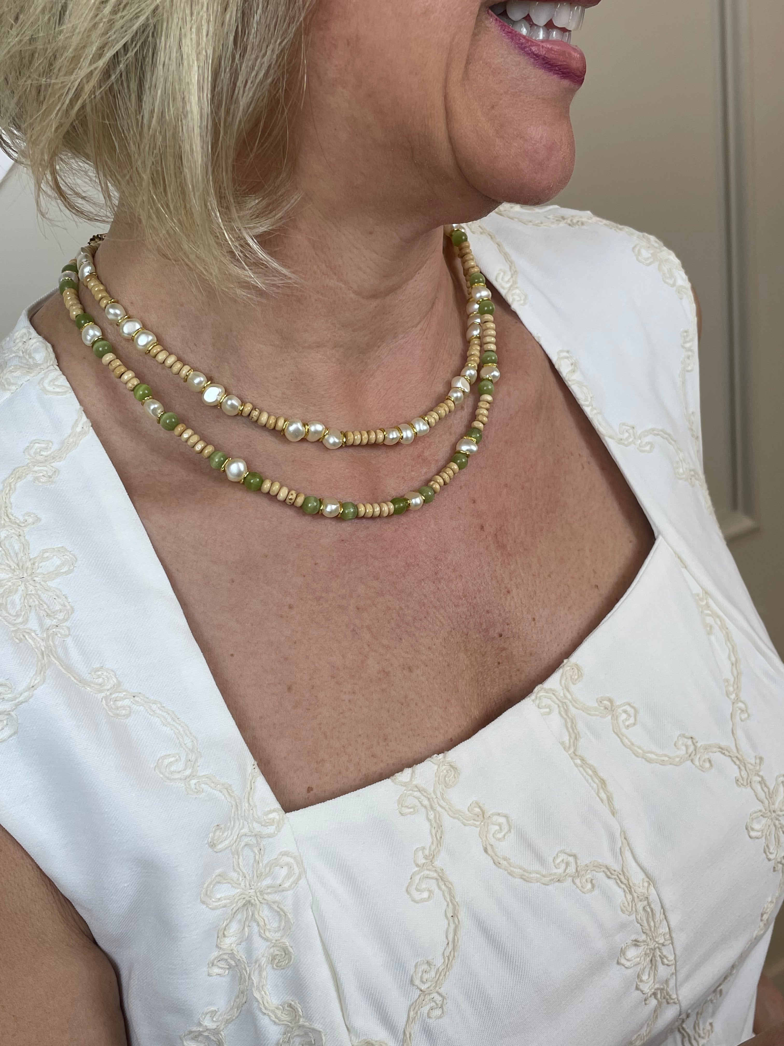 Blusa off bordada bege decote quadrado