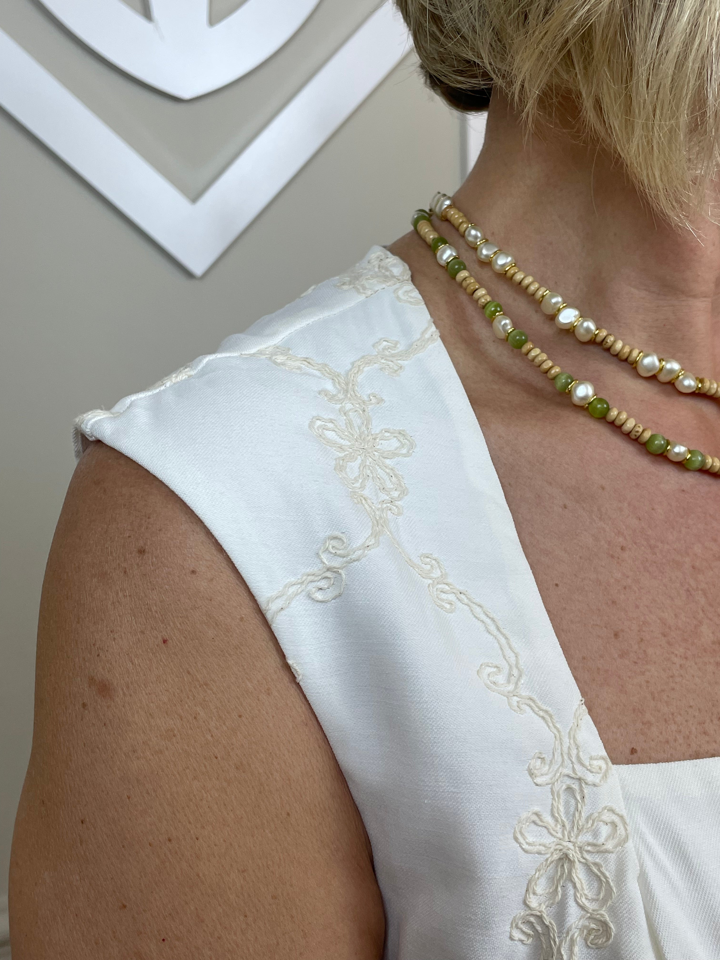 Blusa off bordada bege decote quadrado