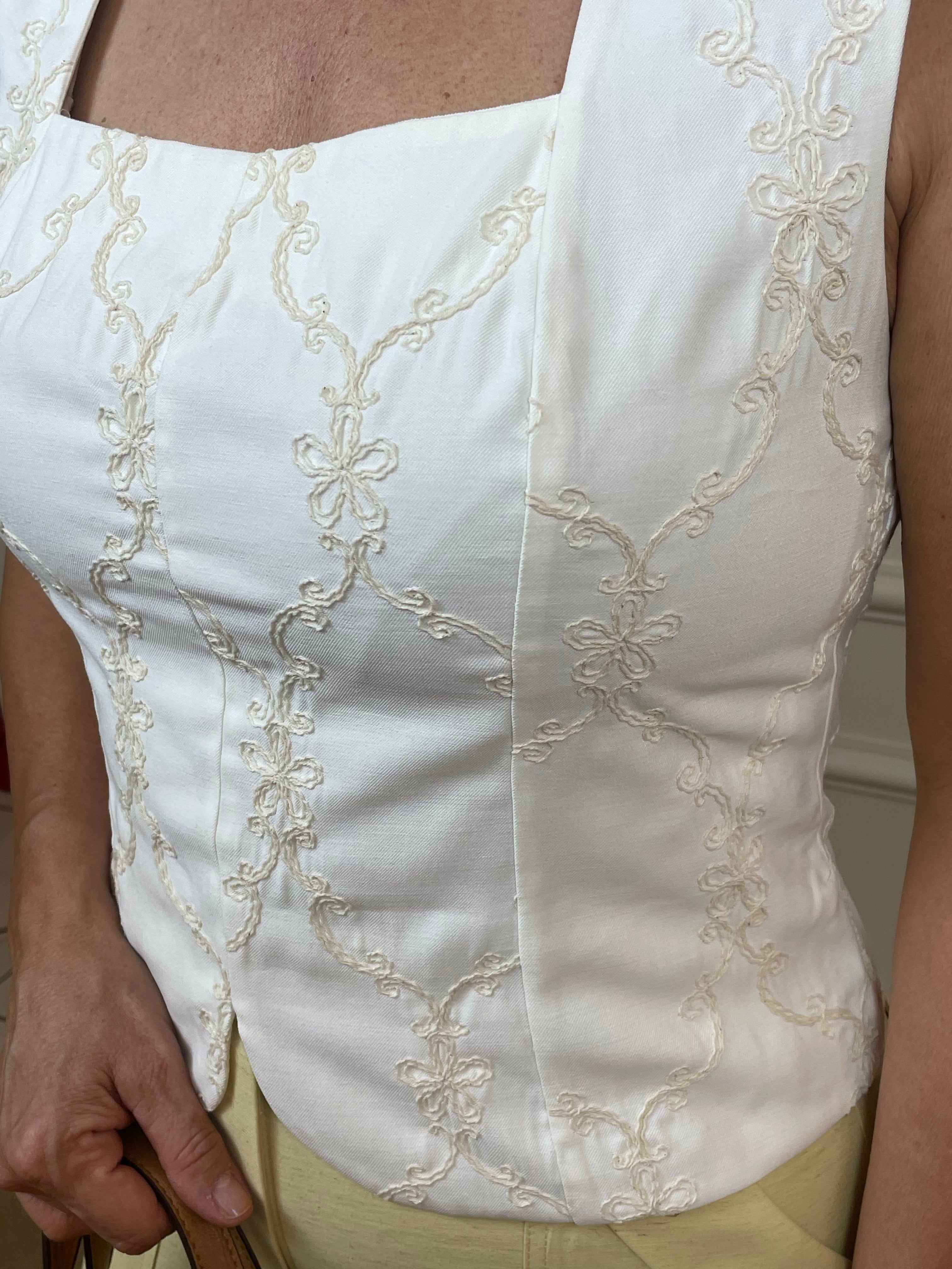 Blusa off bordada bege decote quadrado