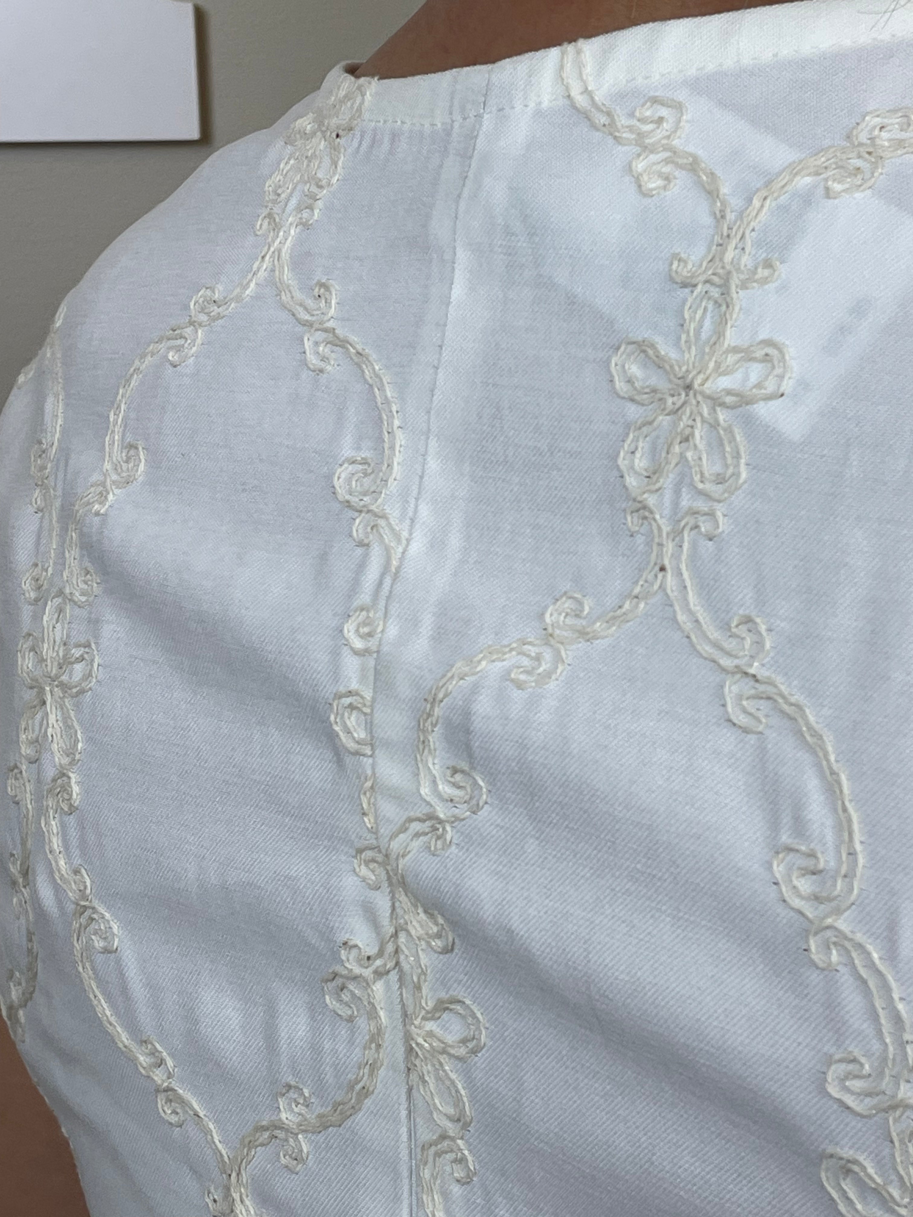 Blusa off bordada bege decote quadrado