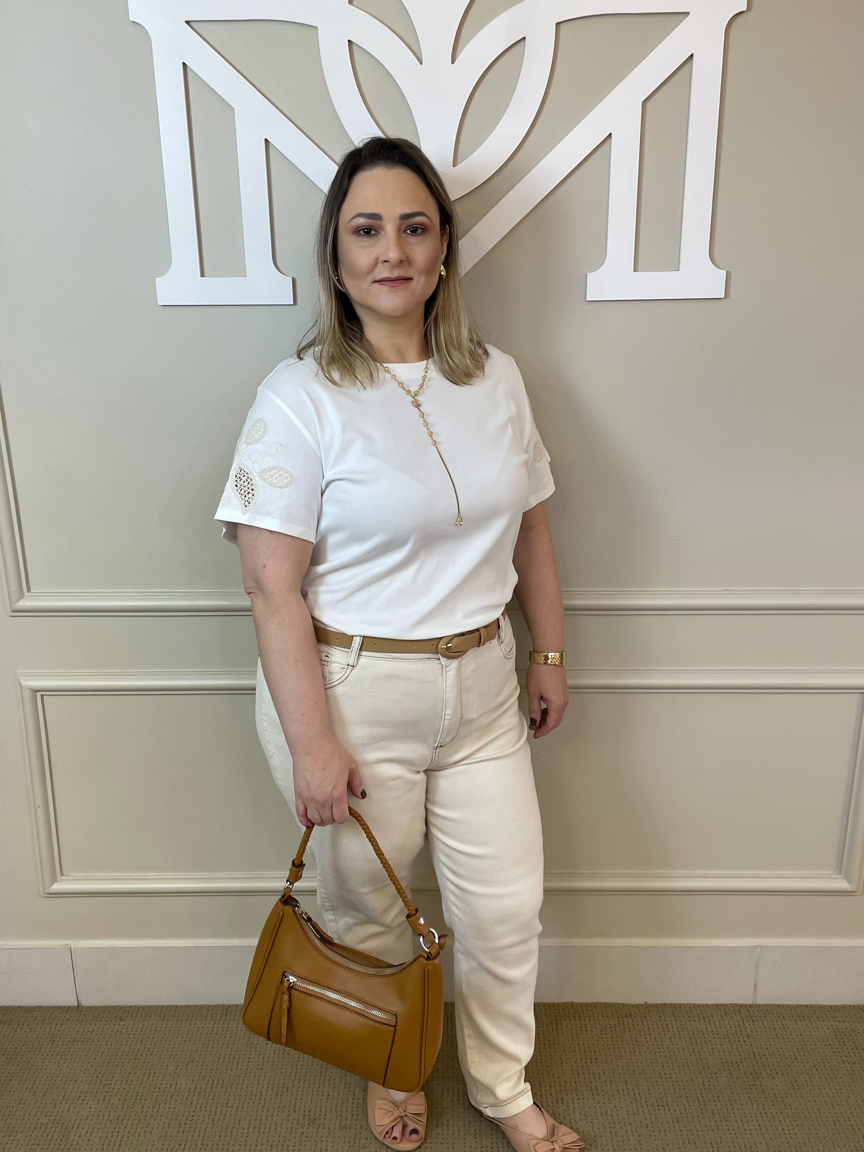 T-shirt off manga bordada bege - Bellah