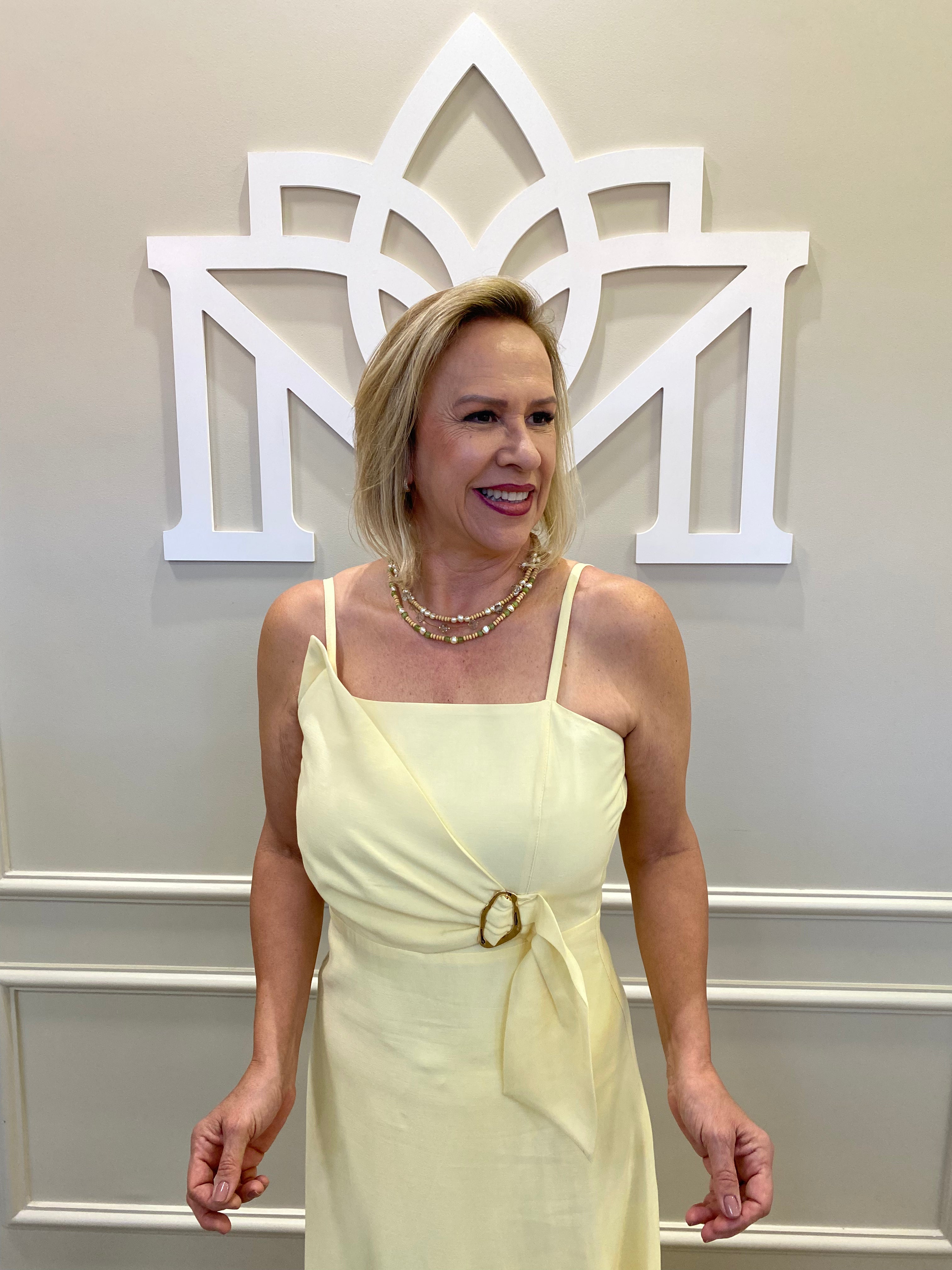 Vestido midi amarelo fivela cós