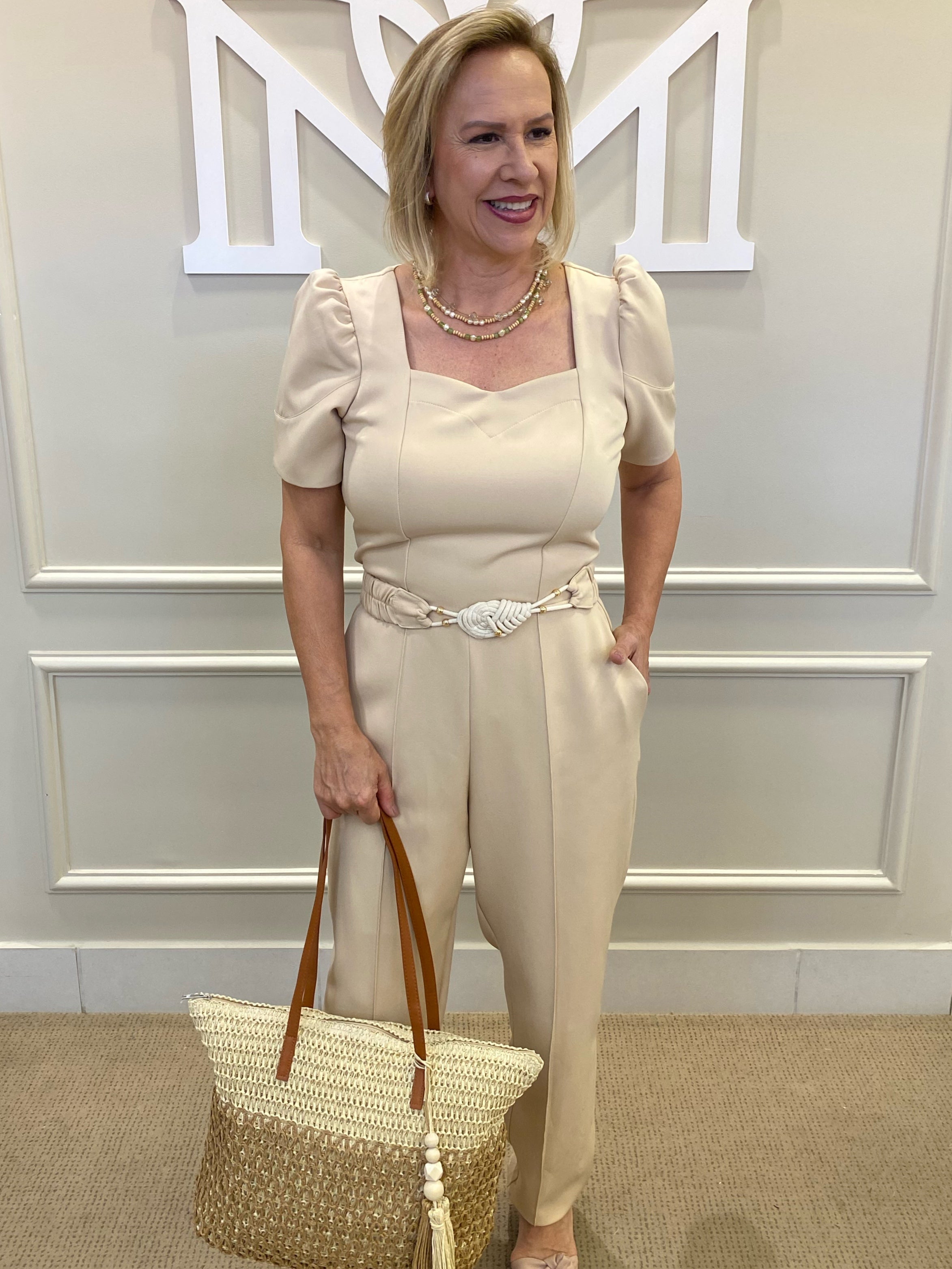 Macacão beje cinto trançado - Cora Canela