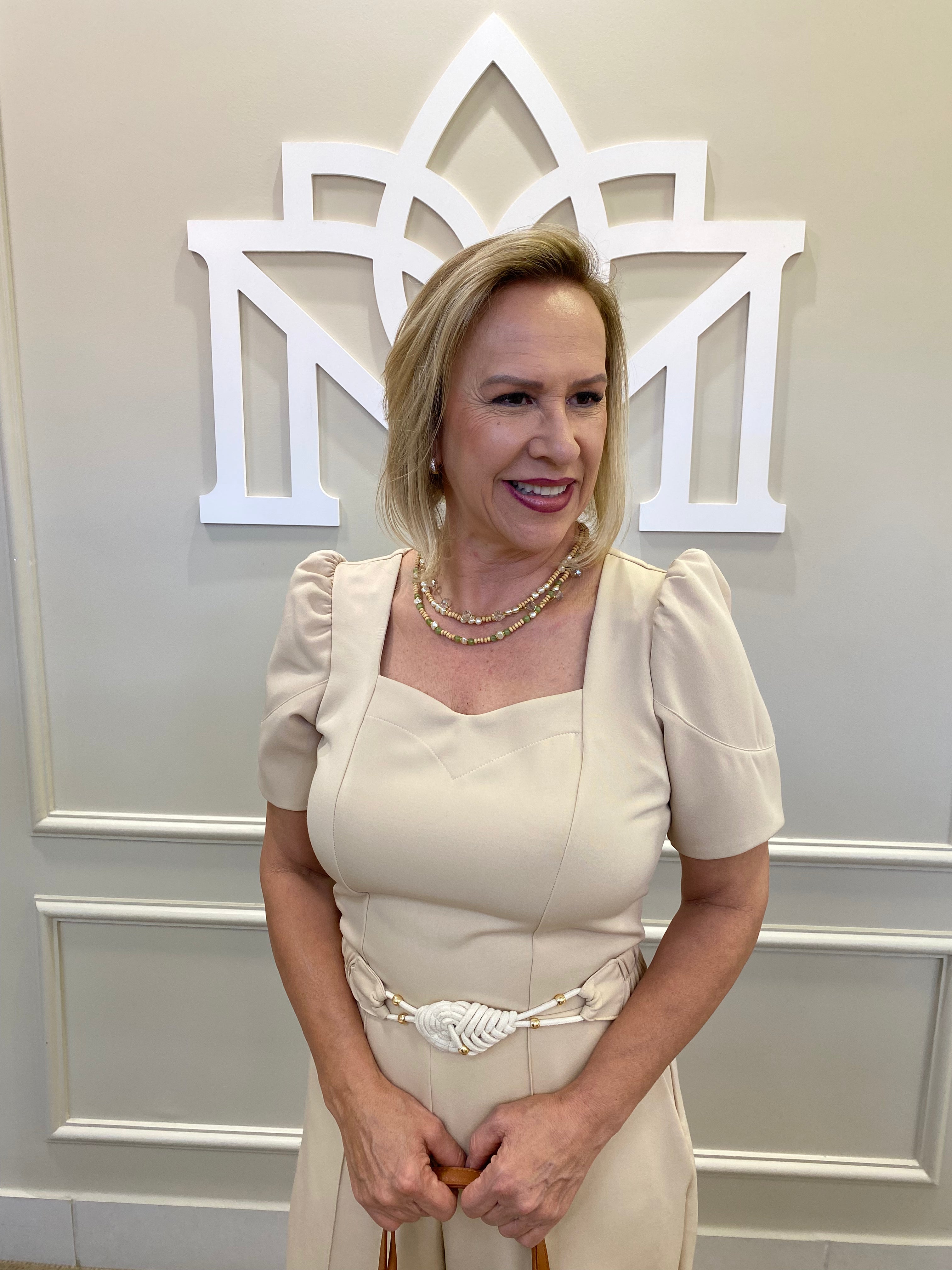 Macacão beje cinto trançado - Cora Canela